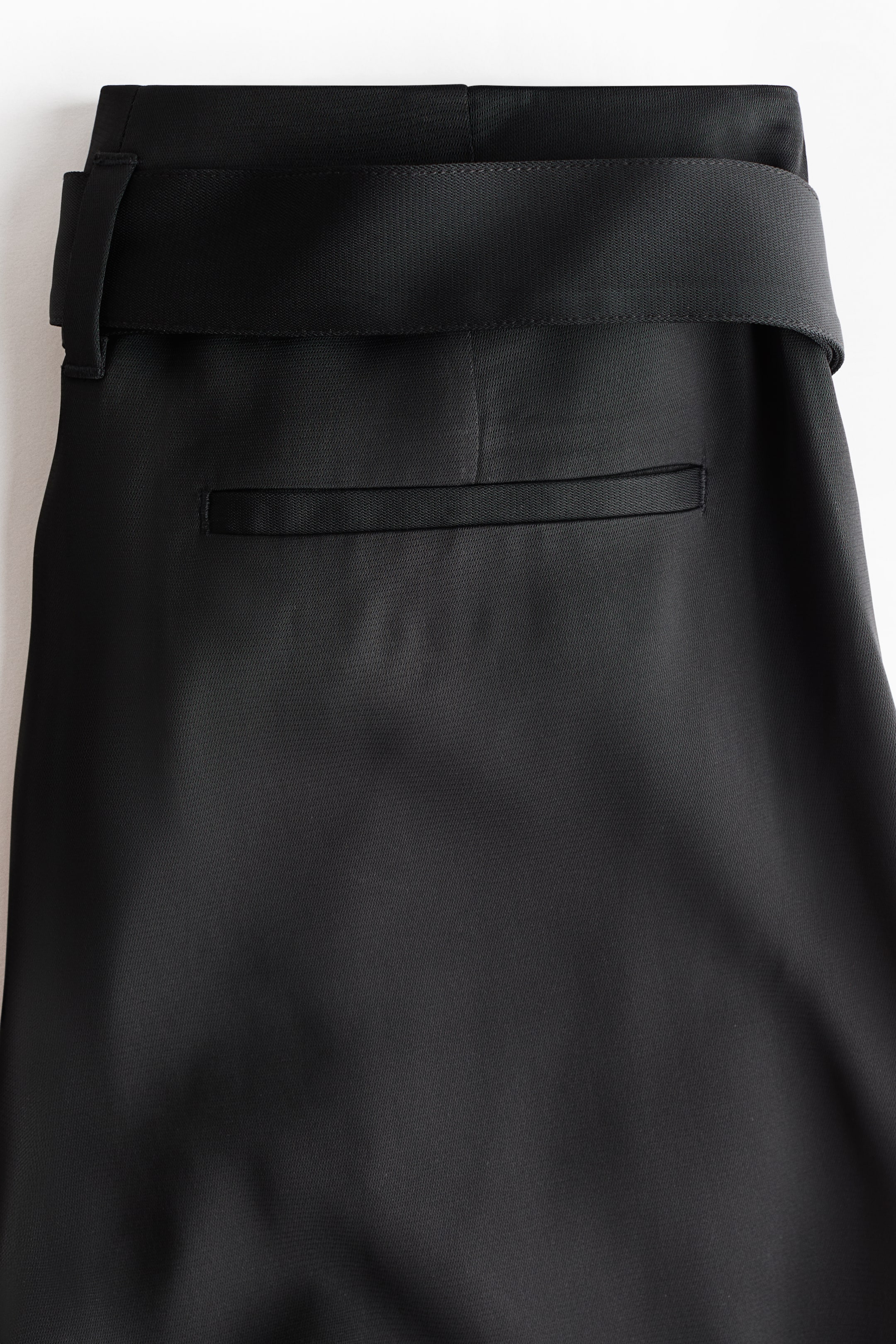 Pantalon avec ceinture et détails plissés
