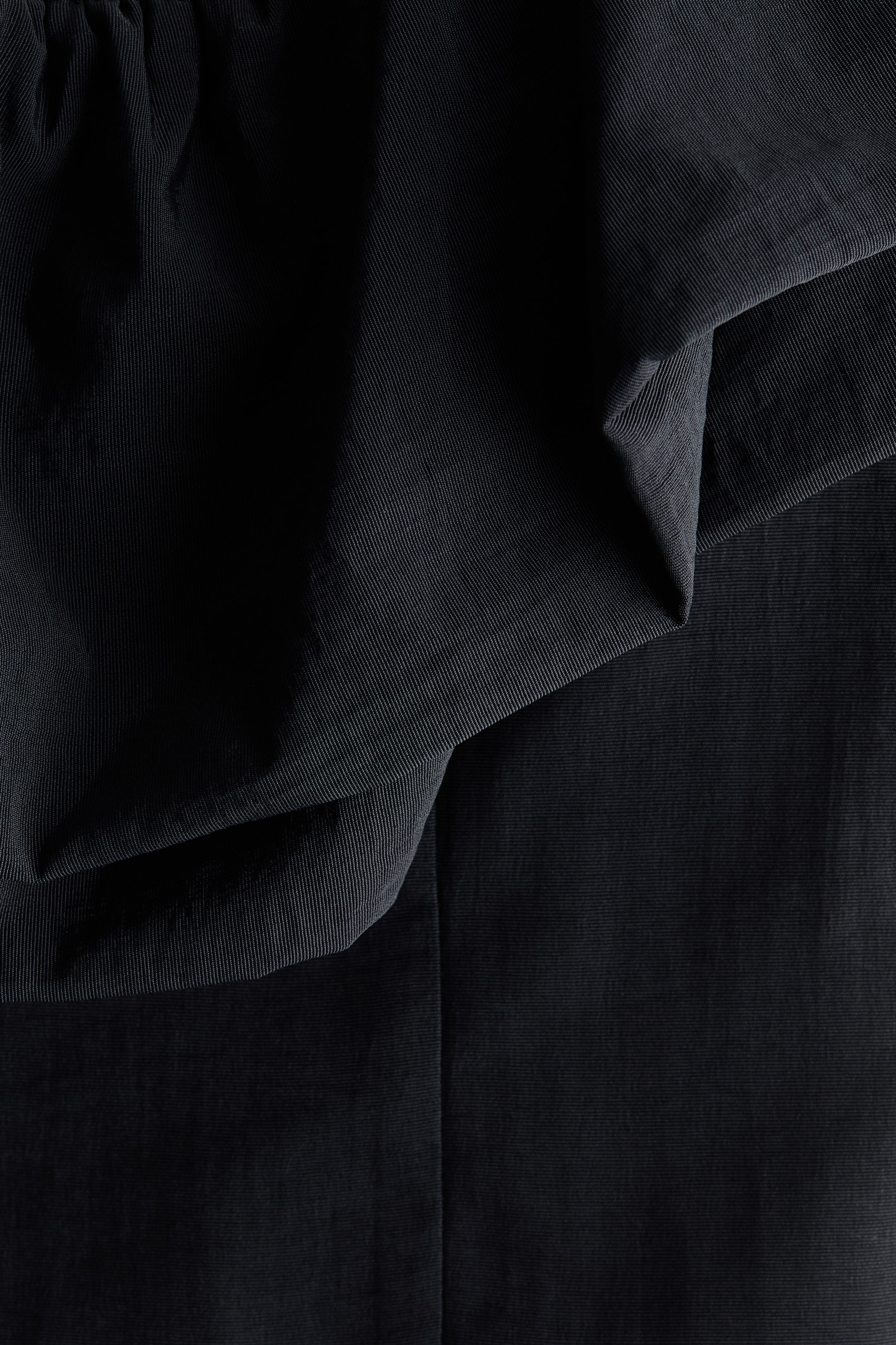 Größeres Bild ansehen: Schulterfreies Shirt mit Volantbesatz - Schwarz - Ladies | H&M DE 6