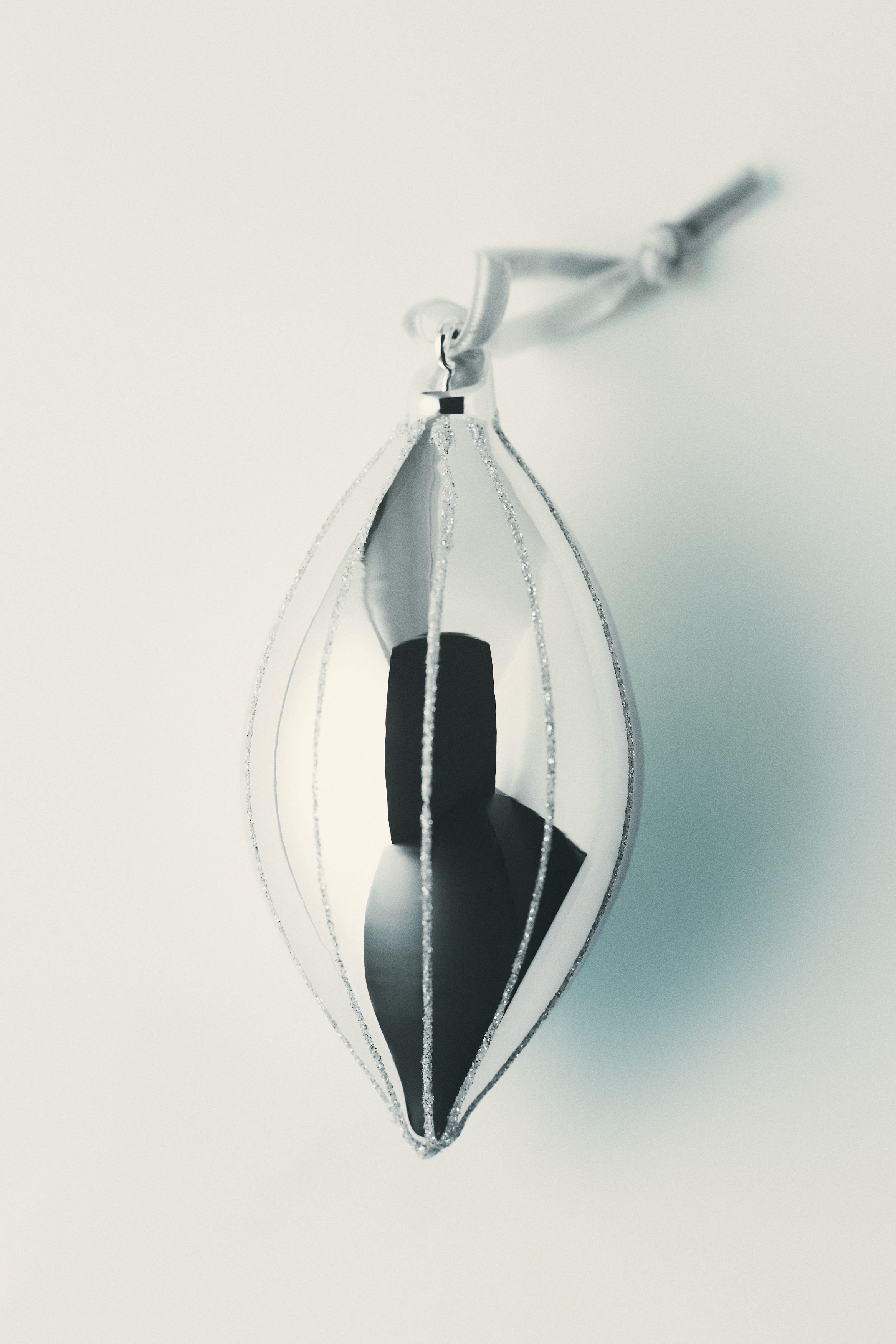 2-pack glittery glass baubles