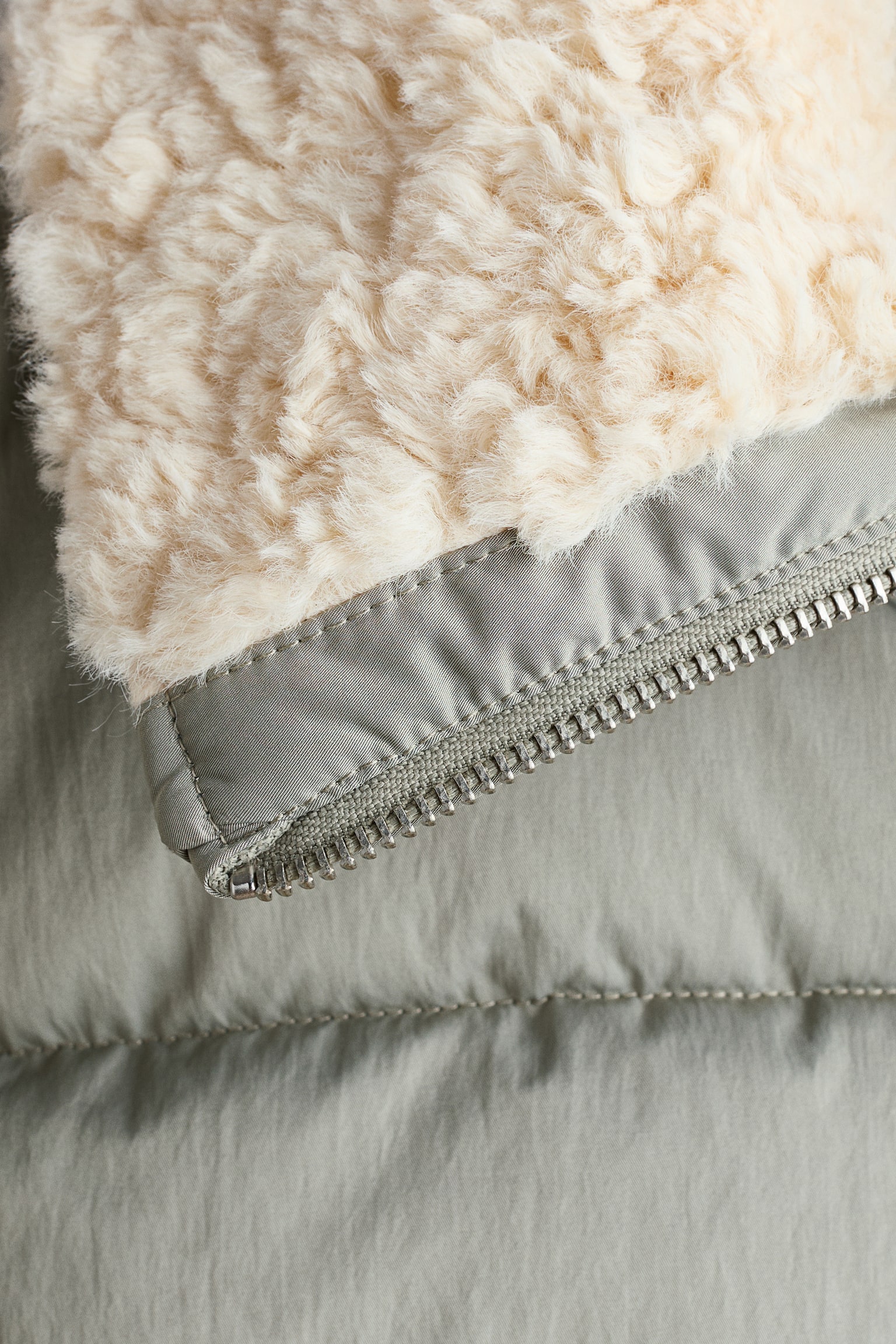Детская куртка H&M Puffer Jacket with Fluffy Collar, цвет: Светлый хаки зелёный — фото 2