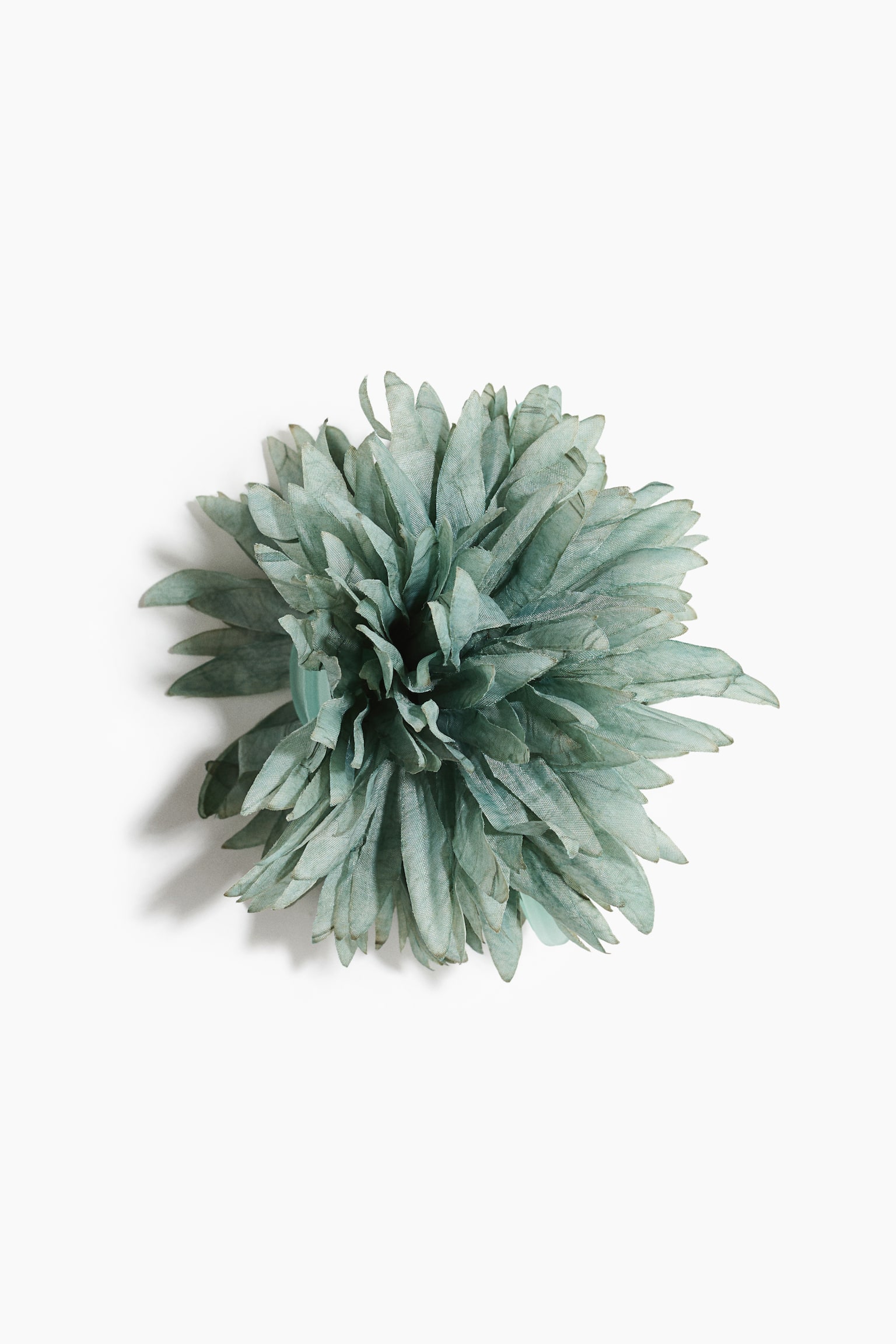 Sponka do vlasov Flower Look je nasmerovaná spredu a zvýrazÅuje veľký viacvrstvový látkový kvet v zaprášenej Å¡alviovozelenej farbe. Doplnok má množstvo Å¡picatých, textúrovaných okvetných lÃstkov usporiadaných do hustého kruhového dizajnu pripomÃnajúceho chryzantému, priÄom spodok svetlozelenej klipsy je ÄiastoÄne viditeľný spod kvetu.