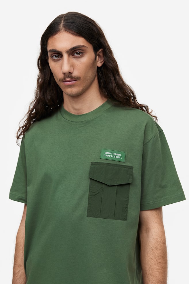 T-Shirt mit Brusttasche in Relaxed Fit - Dunkelgrün/Schwarz - 6