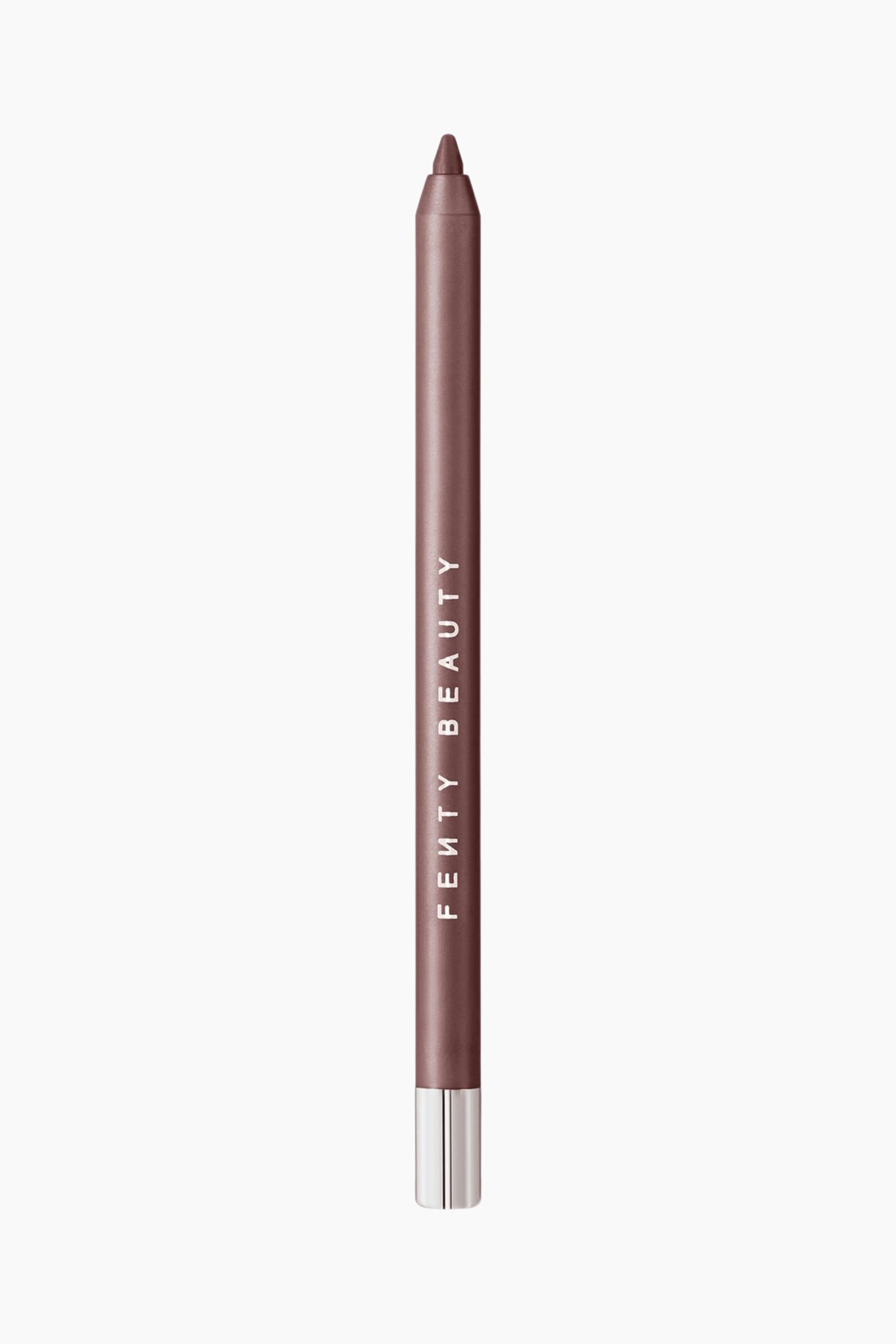 Visa större bild: Trace'd Out Longwear Waterproof Pencil Lip Liner står vertikalt och visar upp sin mauvebruna kropp med en matchande vässad spets upptill. Den vita märkningen "FENTY BEAUTY" löper vertikalt längs den nedre halvan av hylsan, som avslutas med en polerad silverfärgad metallbas.