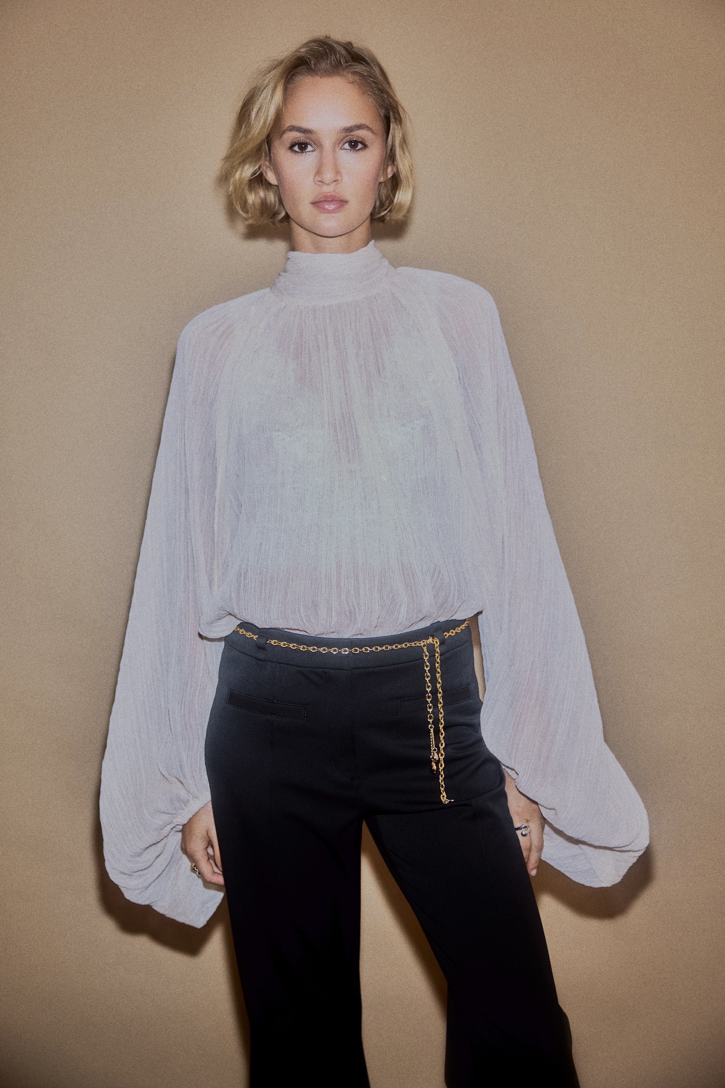 Chain-belt flared trousers