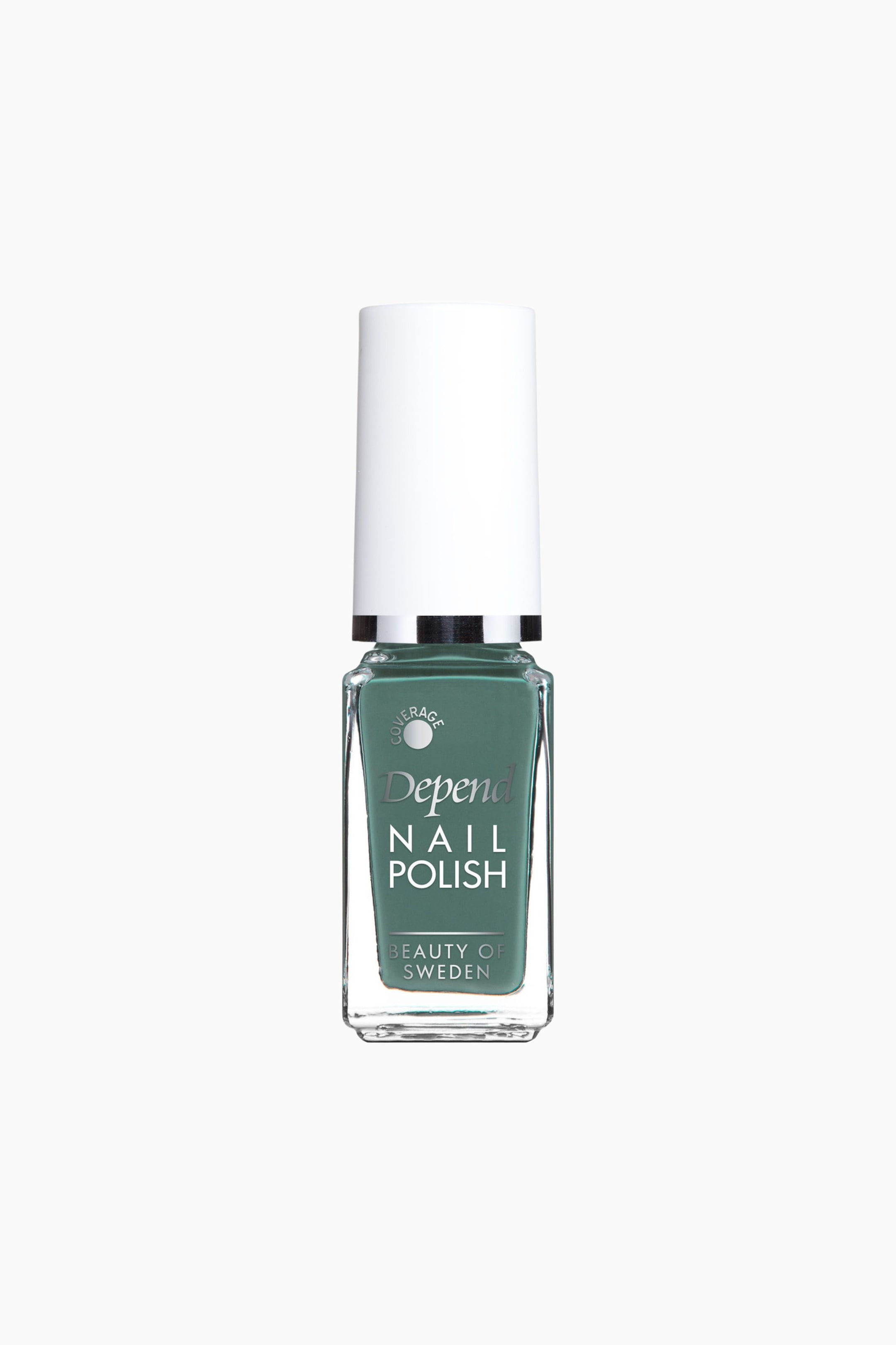 Visa större bild: En nagellacksflaska är vänd framåt och har en rektangulär genomskinlig glasflaska fylld med djupt tealfärgat nagellack. En vit cylindrisk kork sitter på flaskan, med ett silverfärgat band som skiljer korken från flaskan, och på framsidan visas "Depend NAIL POLISH" i silvertext, tillsammans med "Coverage" och "Beauty of Sweden."