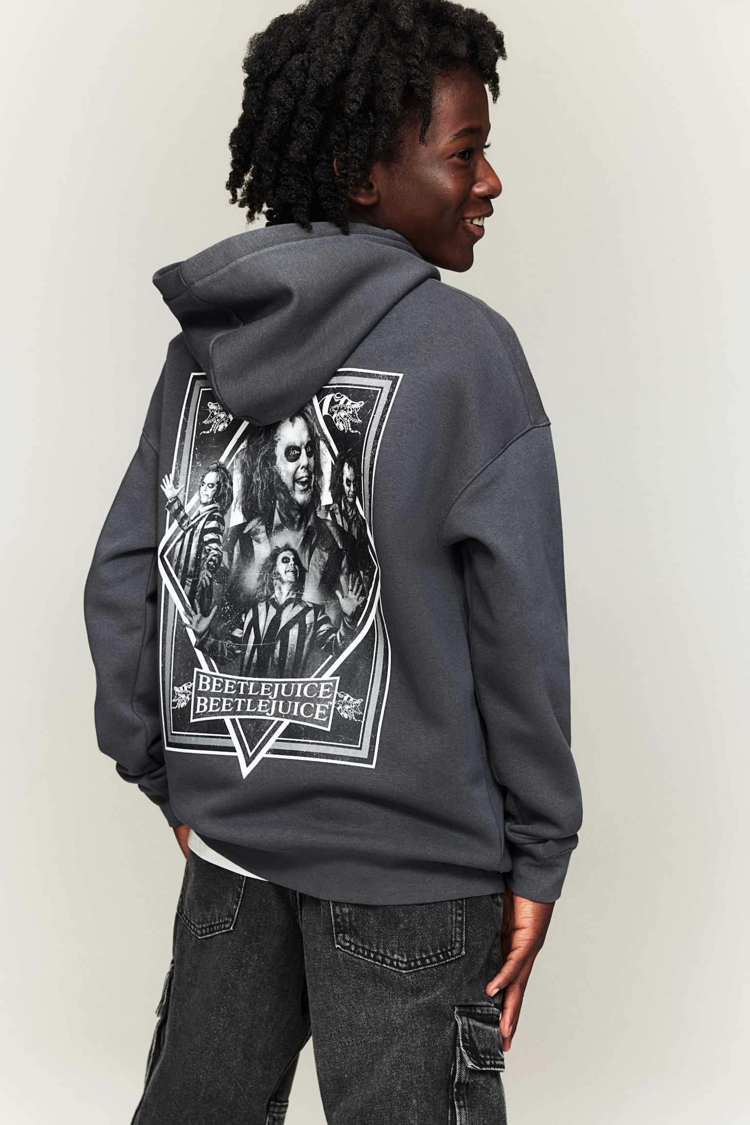 Hoodie avec motif - Gris/Beetlejuice/Bleu vif/PlayStation/Noir/imprimé/Noir/Donjons et Dragons/Noir/Star Wars/Noir/PlayStation/Violet/Star Wars/Gris foncé/PlayStation/Jaune/PlayStation/Blanc/X-Men/Vert clair/Le Grinch/Blanc/Garfield/Crème/Les Simpson - 1