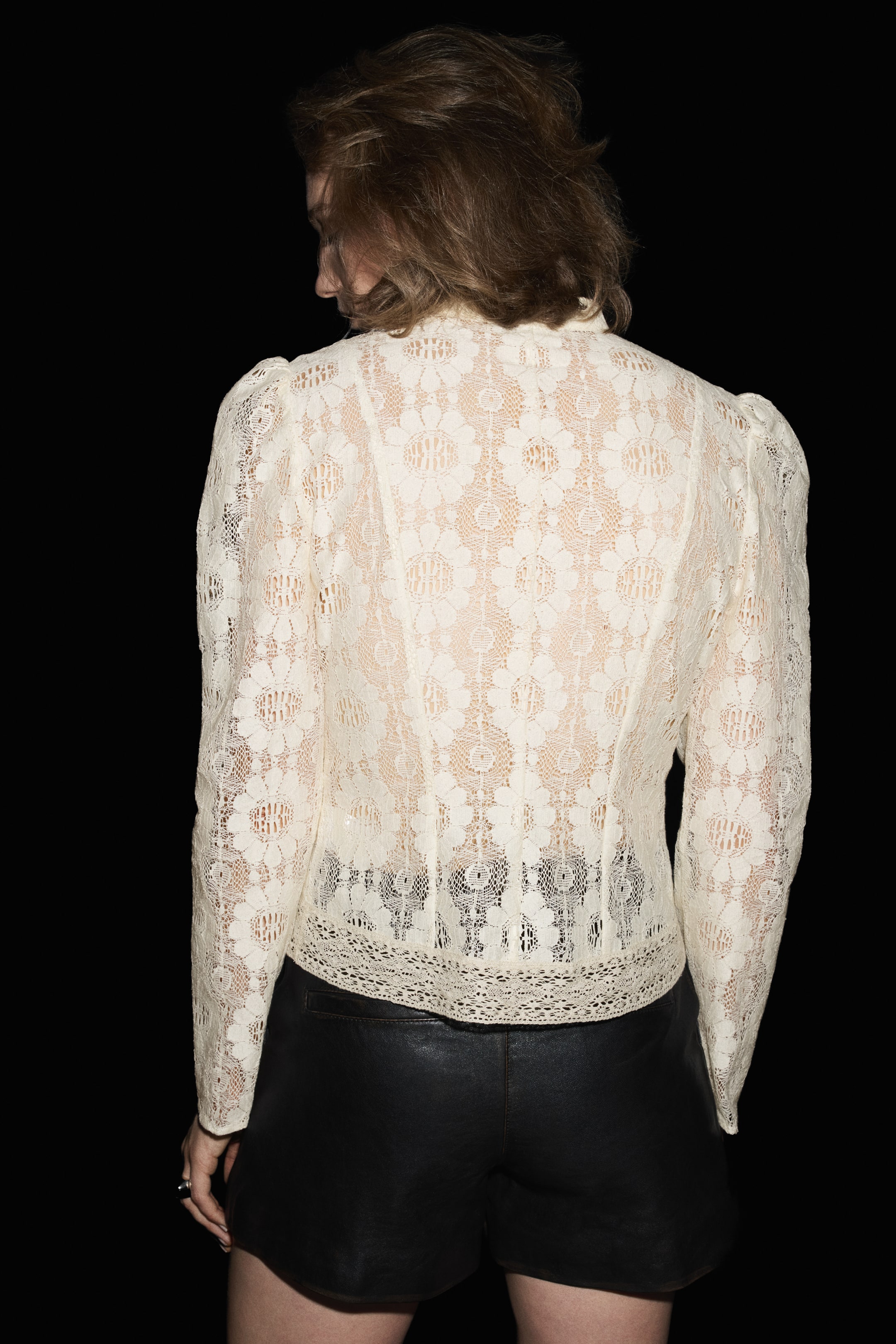 Blouse en dentelle avec boutons noués