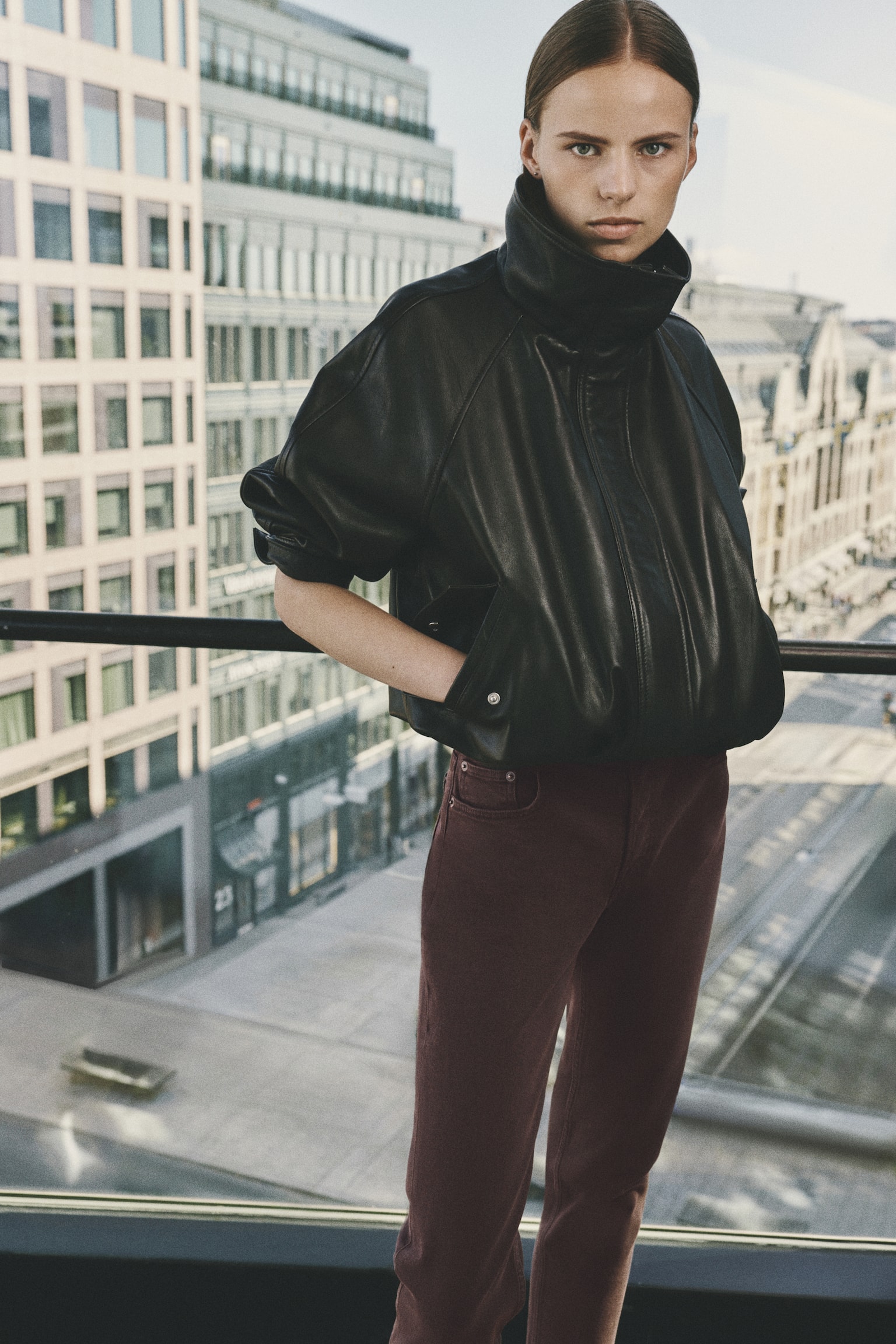 Женские джинсы H&M Straight Regular Waist, цвет: Бордовый — фото 4