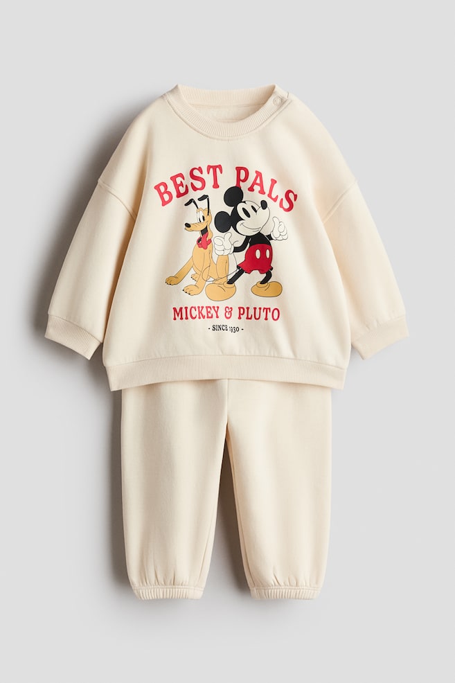Set de 2 piese din molton cu imprimeu - Bej-deschis/Maro/Mickey Mouse/Bej-deschis/Winnie de Pluș/Gri-deschis/Mickey Mouse/Gri-închis/Regele Leu/Gri-închis/Snoopy/Gri-deschis/Mickey Mouse/Crem/Regele Leu/Bleumarin/Mașini - 1