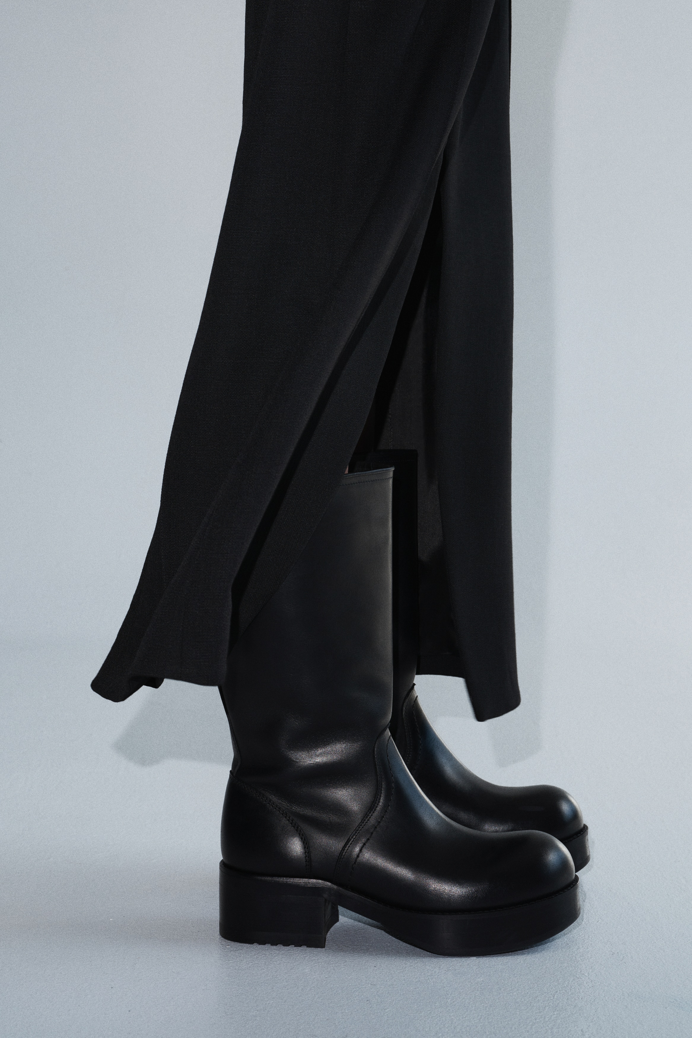 Calf-high leather bootsModel