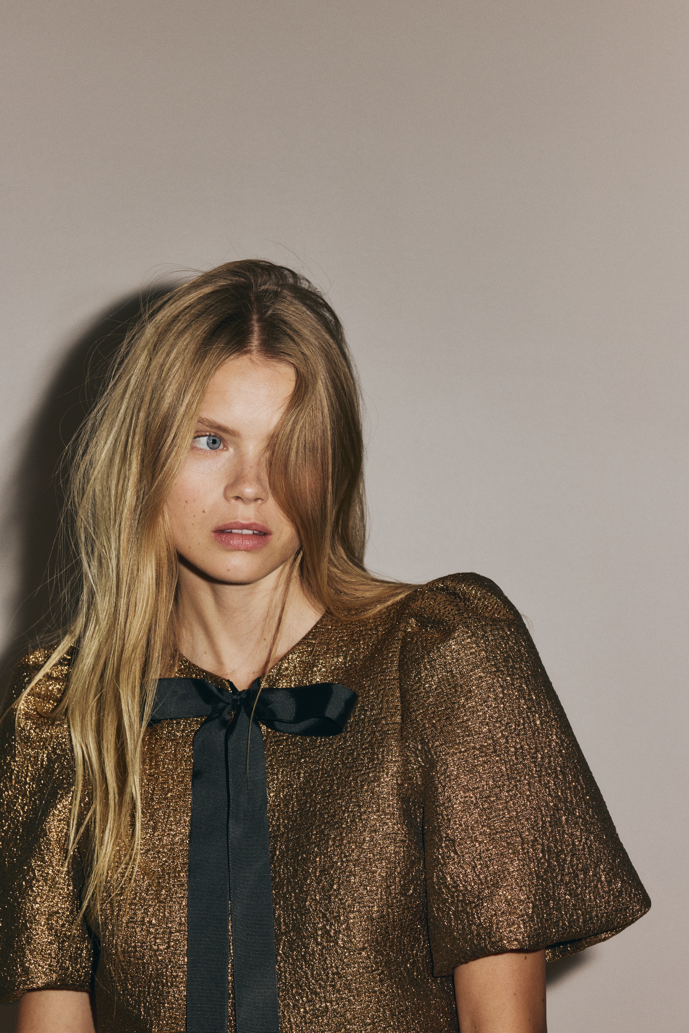 Top con maniche a sbuffo - Dorato/Nero/Blu navy