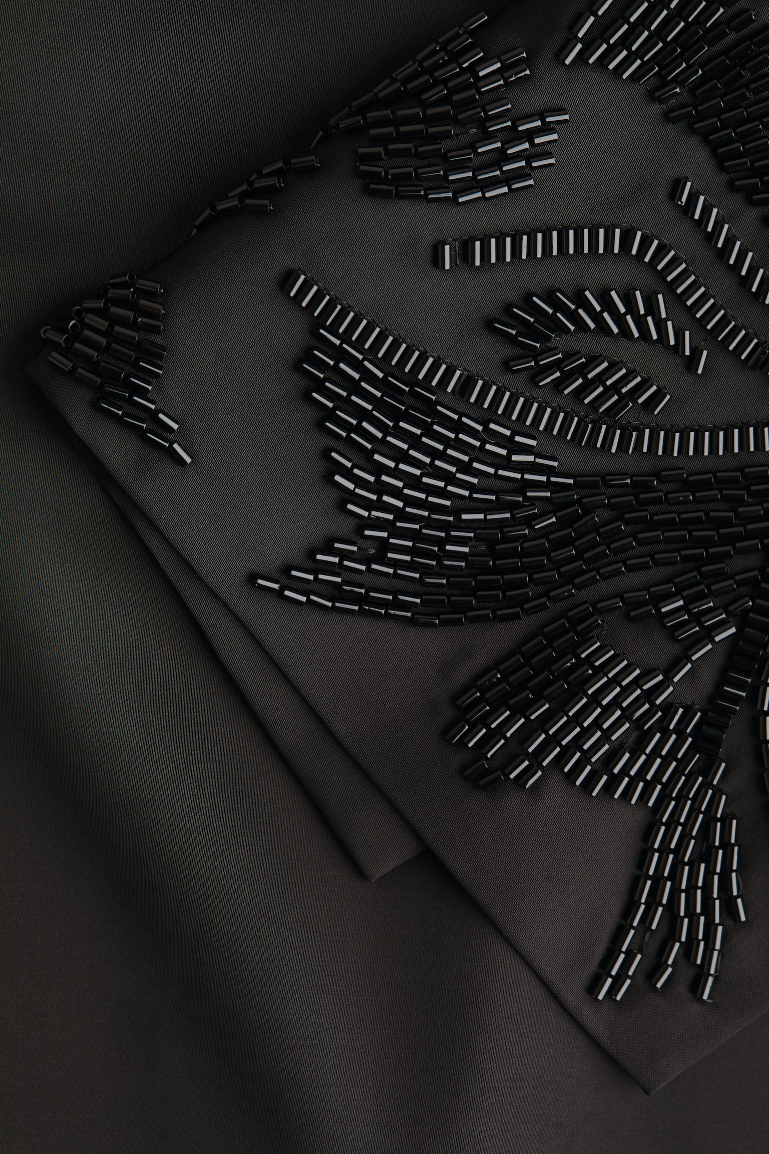 Halenka s korálky a zadním vodopádovým výstřihem - Černá - 4