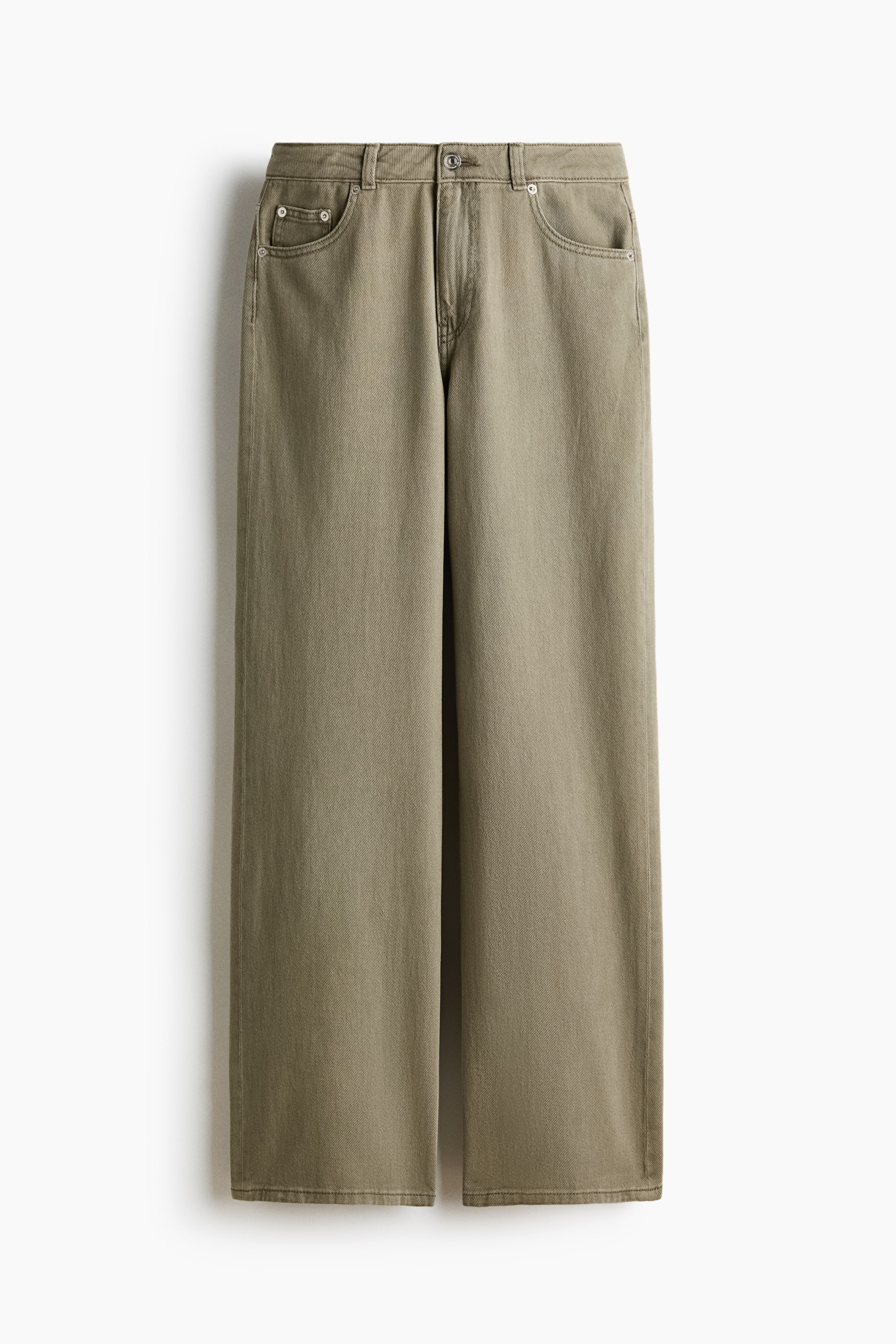 Visualizza immagine più grande: I jeans a gamba larga color verde oliva presentano una chiusura frontale con bottone e zip. I jeans mostrano due tasche anteriori con rivetti, inclusa una piccola tasca per le monete.