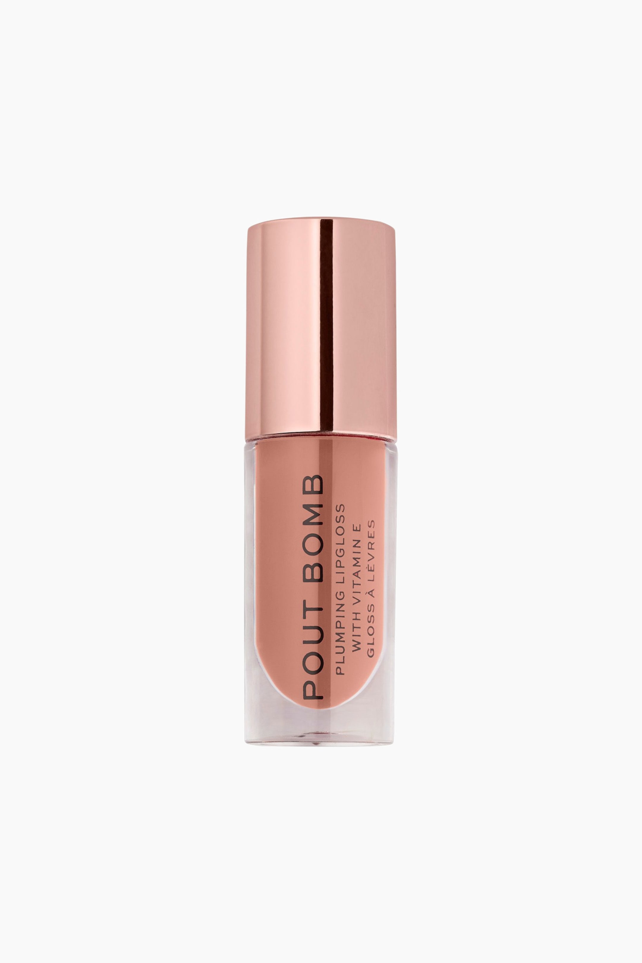 Se større billede: En tube Pout Bomb Plumping Lipgloss står oprejst og viser en klar cylindrisk flaske fyldt med en nude-pink gloss. Tuben har lodret sort brandingtekst og er afsluttet med en reflekterende, metallisk rosaguldhætte.