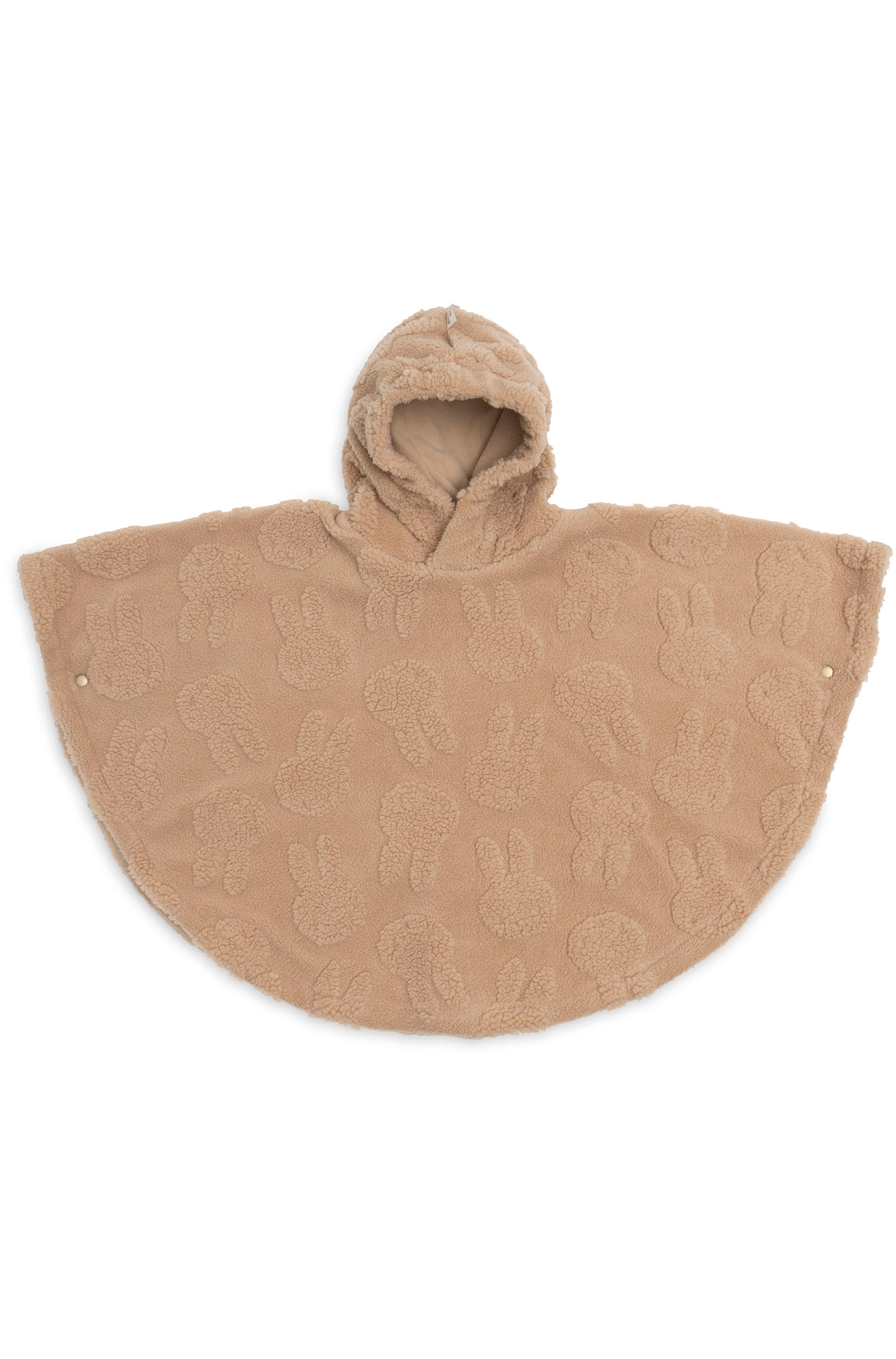 Grotere afbeelding bekijken: Een beige sherpa fleece poncho met капuchon ligt plat en is naar voren gericht, waarbij een all-over reliëfkonijnenpatroon wordt getoond. De poncho heeft een afgeronde zoom, drukknopen aan de zijkanten en een vaste капuchon met een gladde voering.