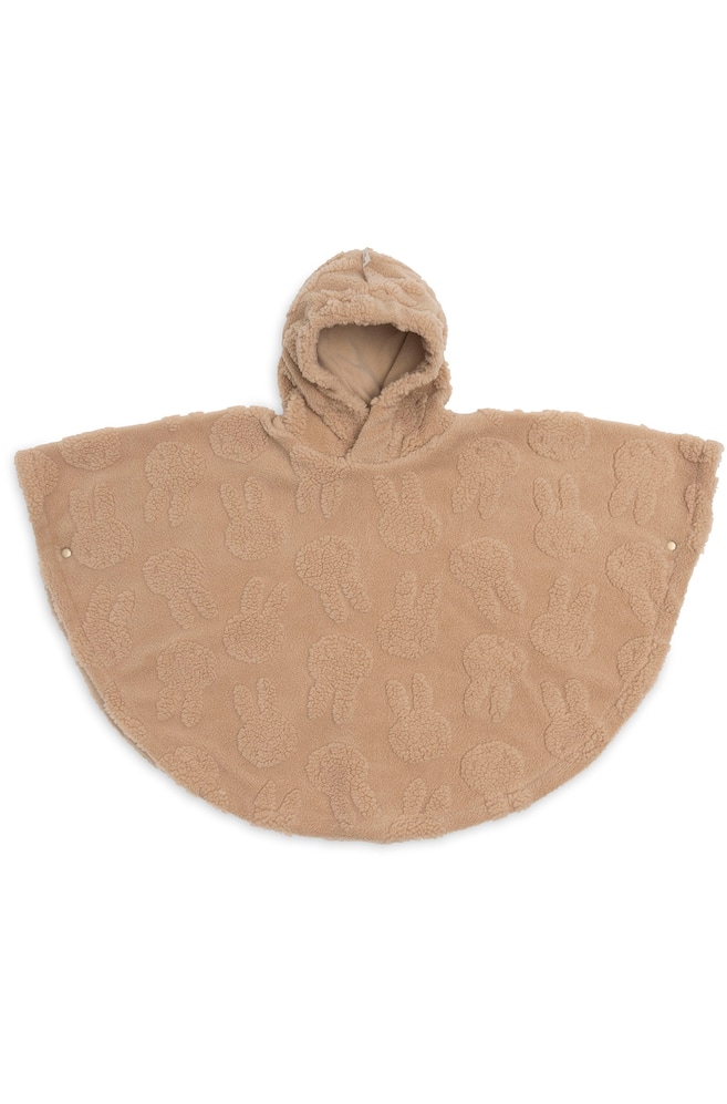 Ein beigefarbener Sherpa-Fleece-Poncho mit Kapuze liegt flach und nach vorne ausgerichtet und zeigt ein durchgehendes, erhabenes Hasenmotiv. Der Poncho verfÃ¼gt Ã¼ber einen geschwungenen Saum, seitliche DruckknopfverschlÃ¼sse und eine angesetzte Kapuze mit glattem Futter. - 1