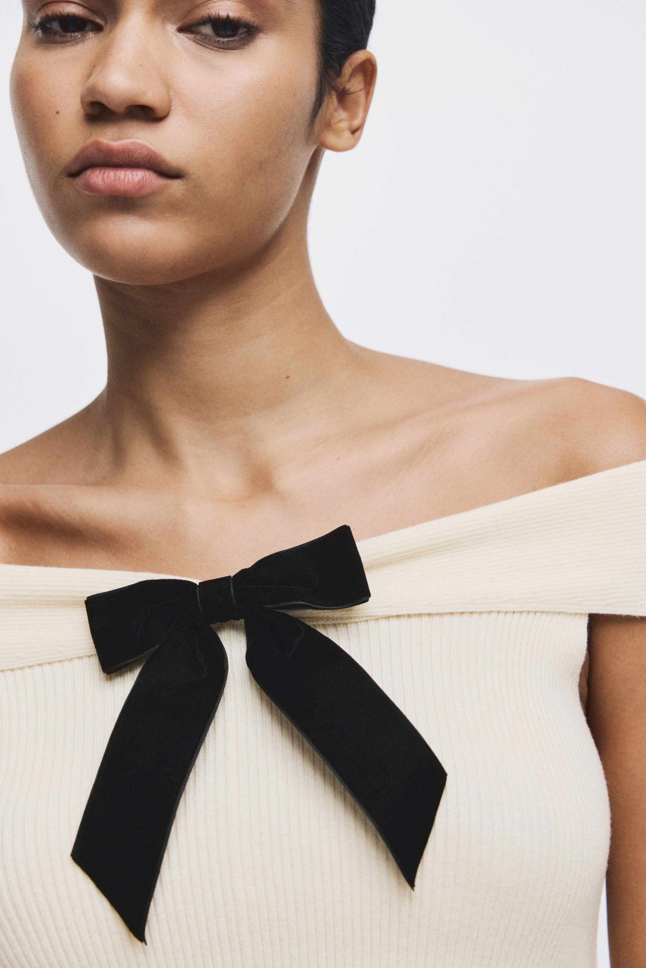 이미지 확대 보기: Bow-detail off-the-shoulder top - 크림/블랙 - 여성 | H&M KR 2
