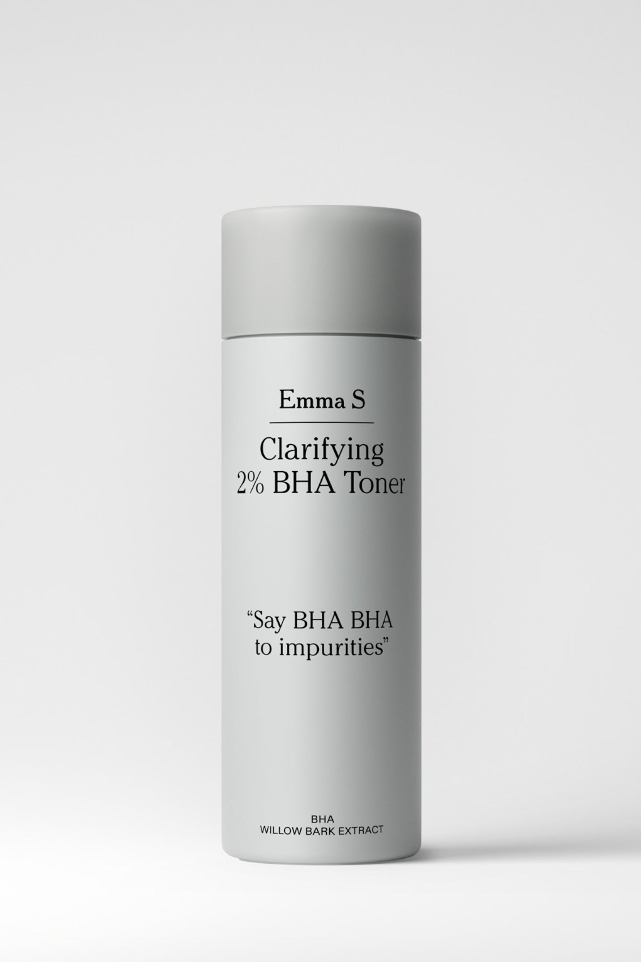 Größeres Bild ansehen: Eine zylindrische Flasche Emma S Clarifying 2% BHA Toner steht aufrecht und verfügt über einen hellgrauen Körper sowie einen dunkleren grauen Verschluss. Auf dem vorderen Etikett sind „Emma S Clarifying 2% BHA Toner“, „Say BHA BHA to impurities“ und „BHA WILLOW BARK EXTRACT“ in schwarzer Schrift zu sehen.