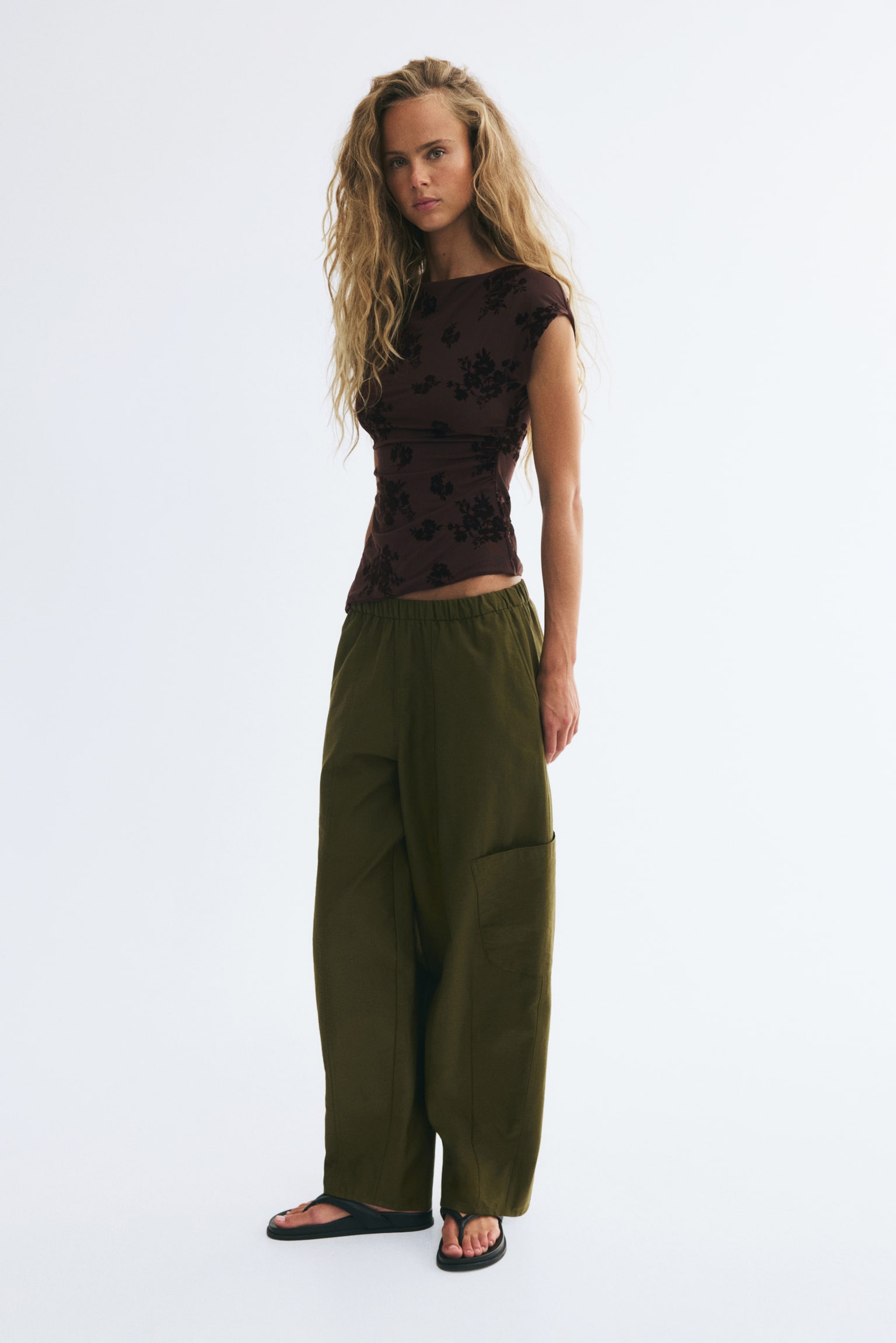 Женский топ H&M Asymmetric Flock-Print Top, цвет: Тёмный коричневый — фото 3