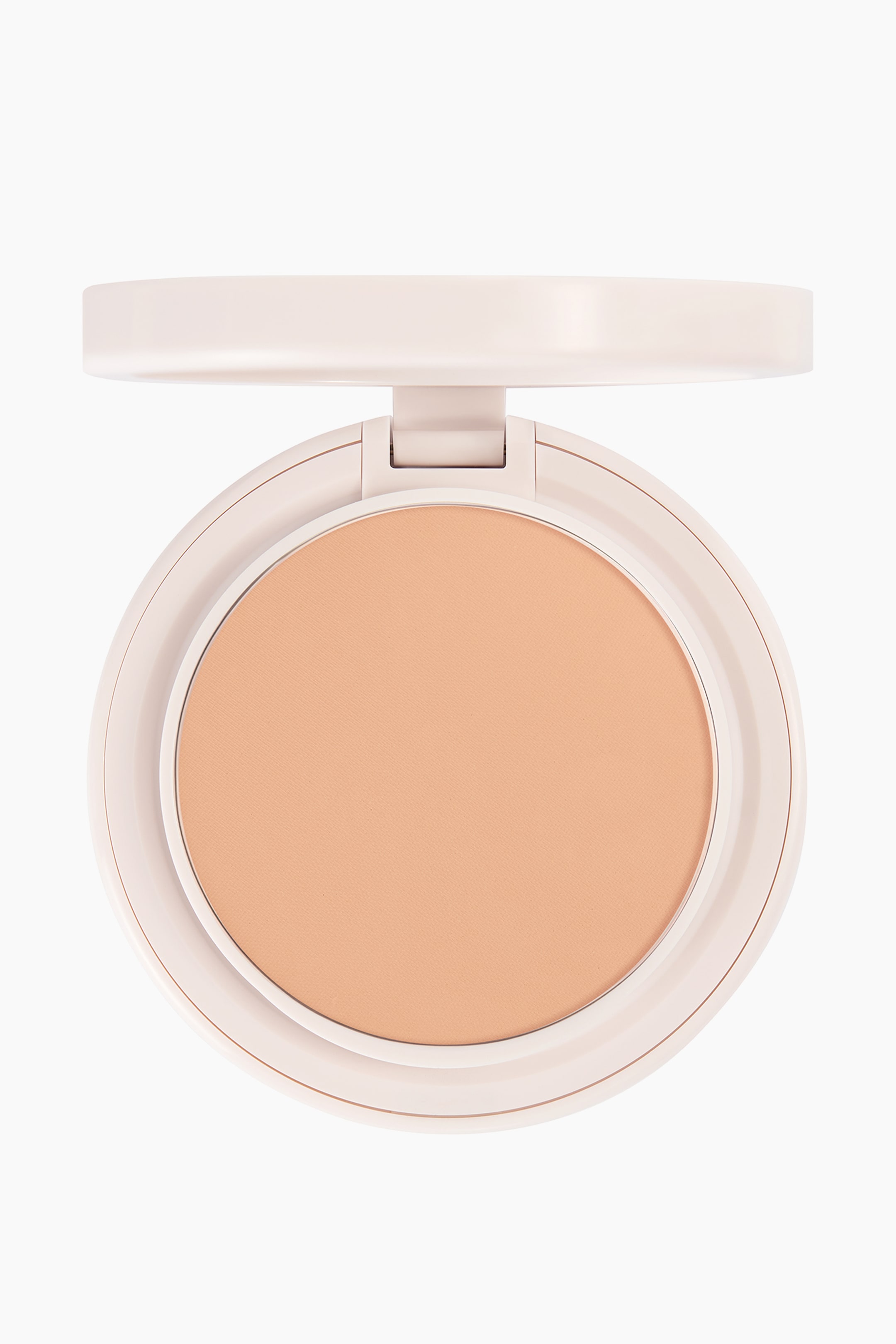 Se større billede: Natural Blur Powder Foundation vises i en åben, lyserød, rund kompakt, der vender direkte fremad. Et glat, mat presset pudder i en lys beige nuance fylder den indre, runde beholder.