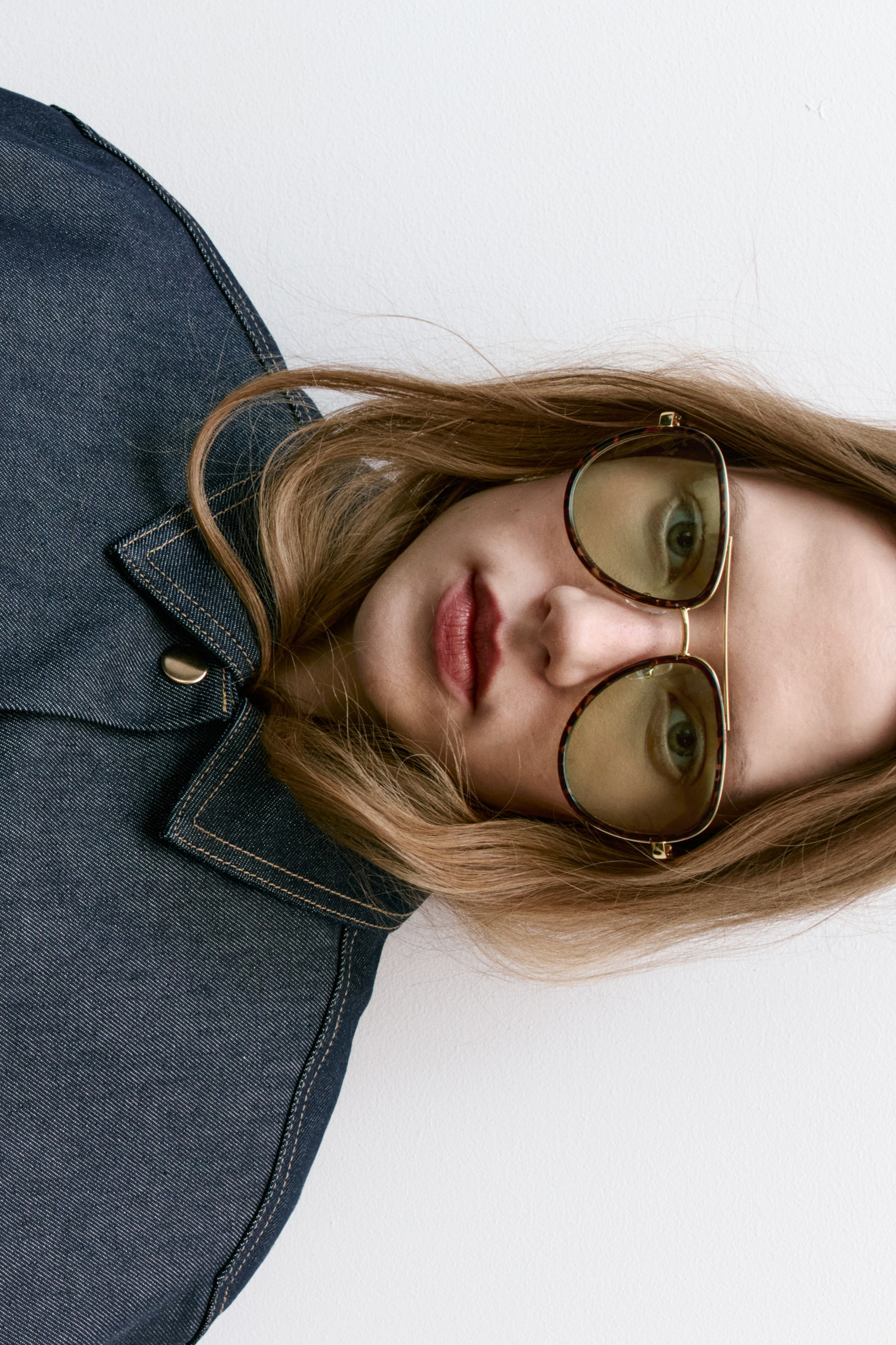 Zobraziť väčší obrázok: Slnečné okuliare zobrazujú rámy z plastu v korytnačkovom vzore a kovové rámy v zlatej farbe, vrátane bočných dielov z kovu v zlatej farbe. Sú vybavené priehľadnými, nastaviteľnými nosovými podložkami a tónovanými plastovými šošovkami, ktoré poskytujú pohľad spredu.