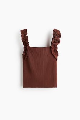 Ribbstickad topp med rosapplikationer