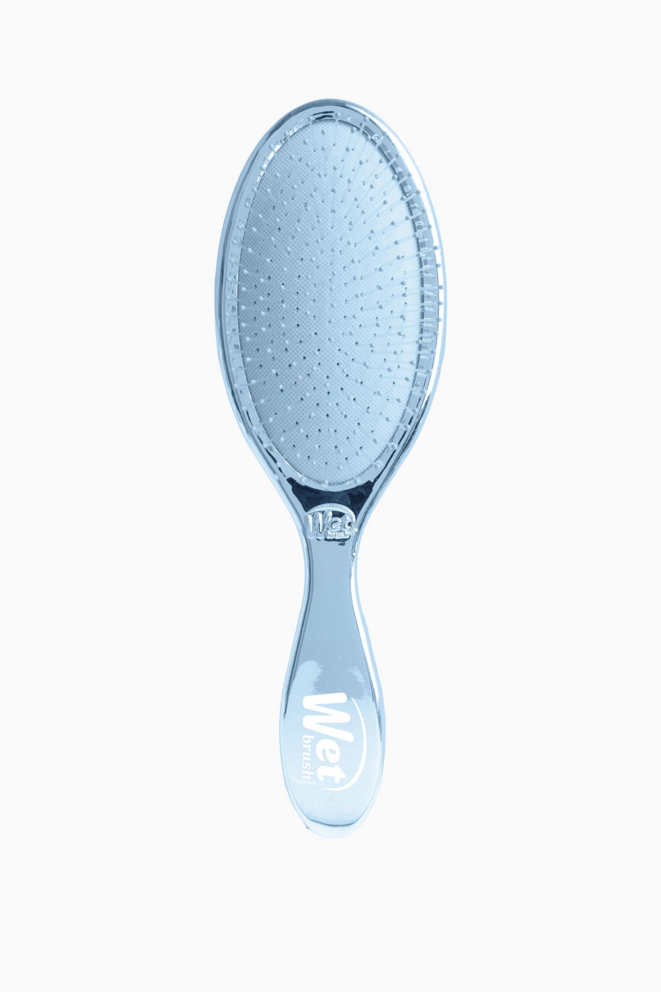 Se større billede: En metallisk lyseblå hårbørste vises forfra og har et ovalt hoved fyldt med mange gennemsigtige børstehår. Det smalle håndtag viser "Wet brush"-branding.