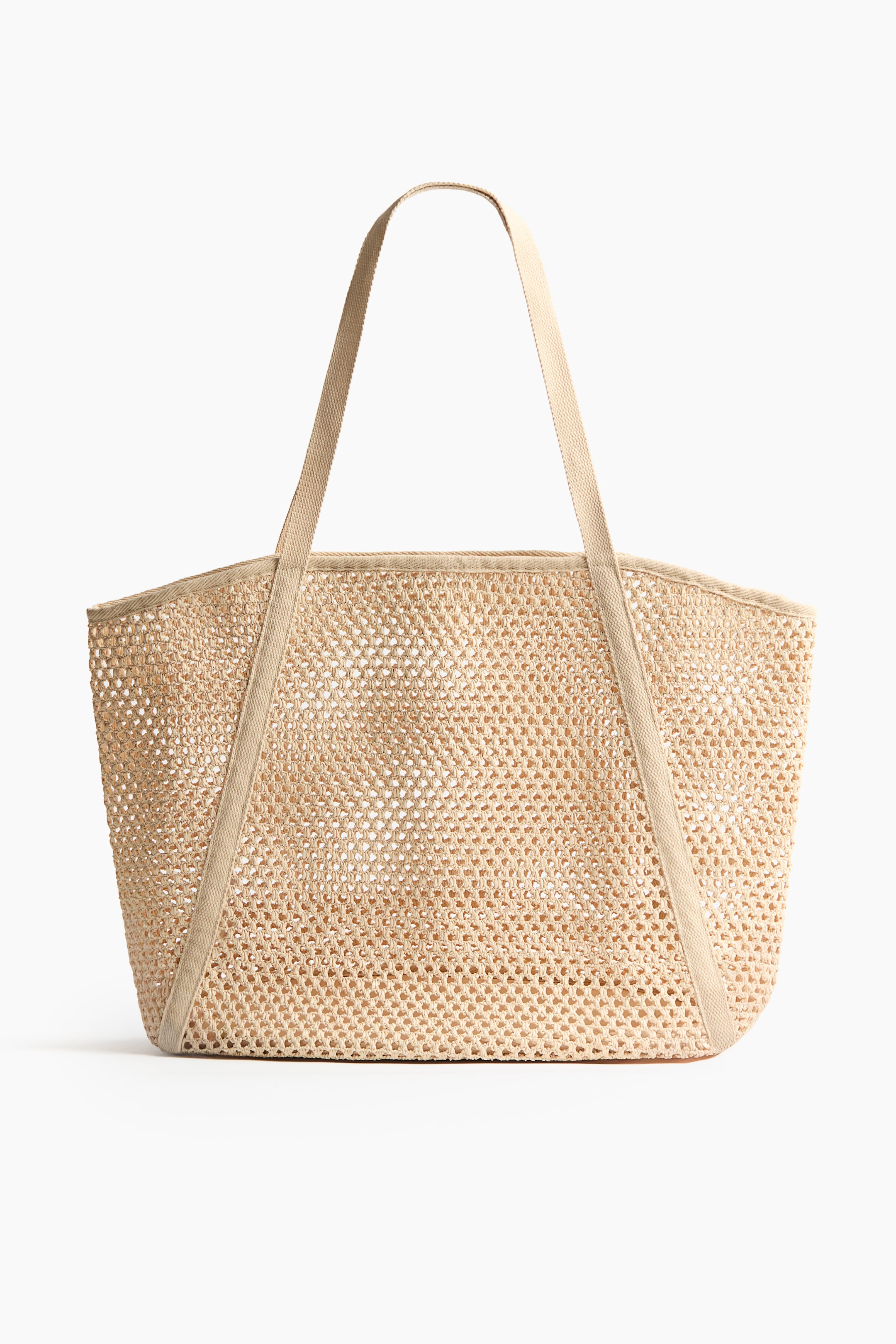 Ampliar la imagen: Una bolsa de playa de red está de FRENTE, elaborada con paja plástica de color beige claro y un cuerpo de malla tejida. Cuenta con dos asas planas y una base estructurada y resistente.