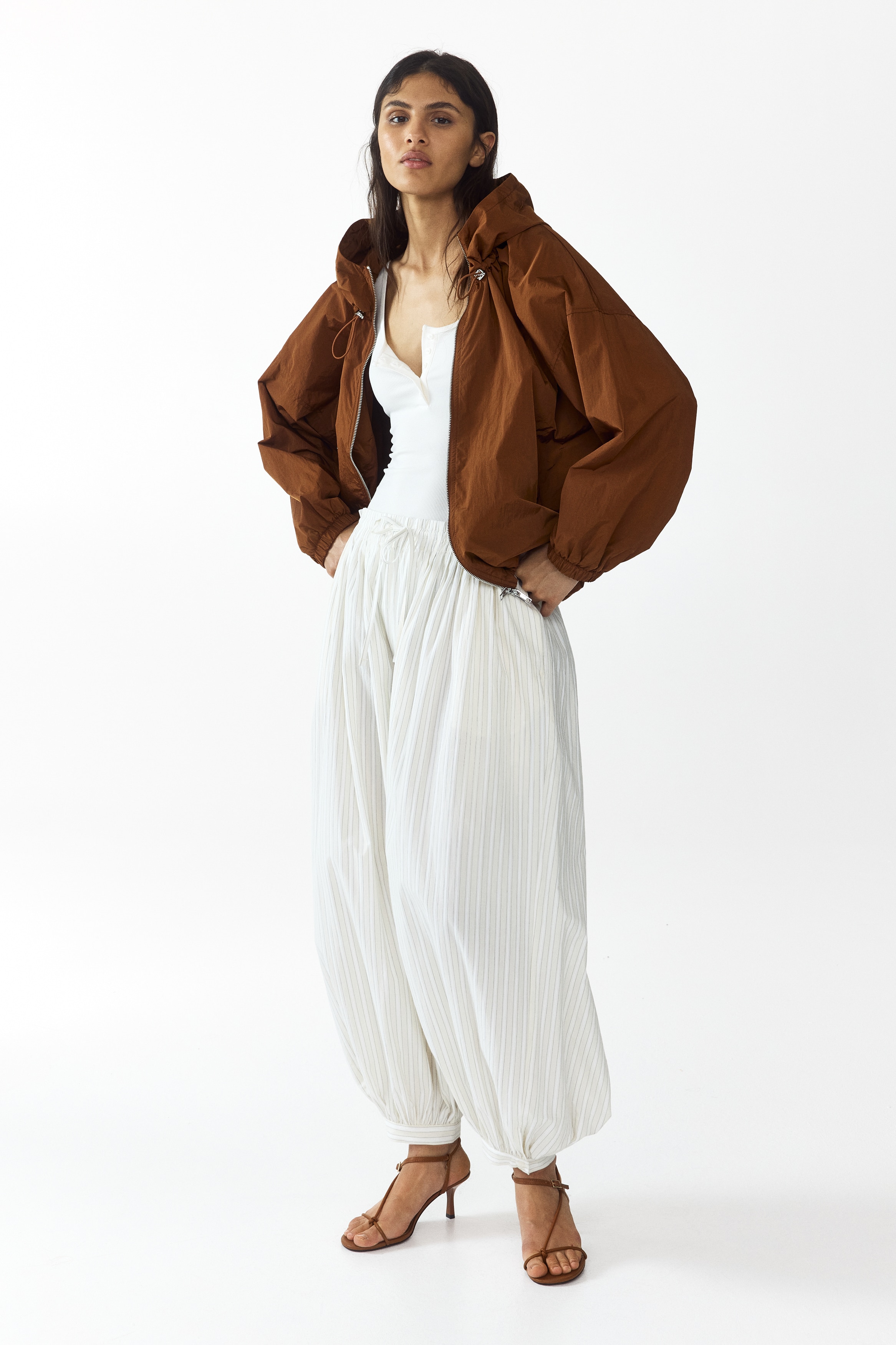 Nylon jas met kapModel