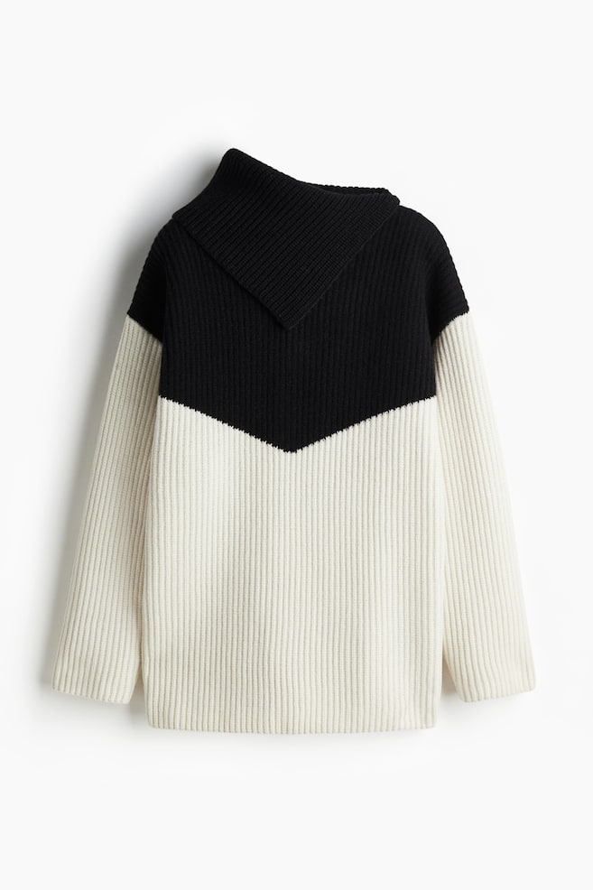 Wollpullover mit asymmetrischem Kragen - Schwarz/Weiß - 1