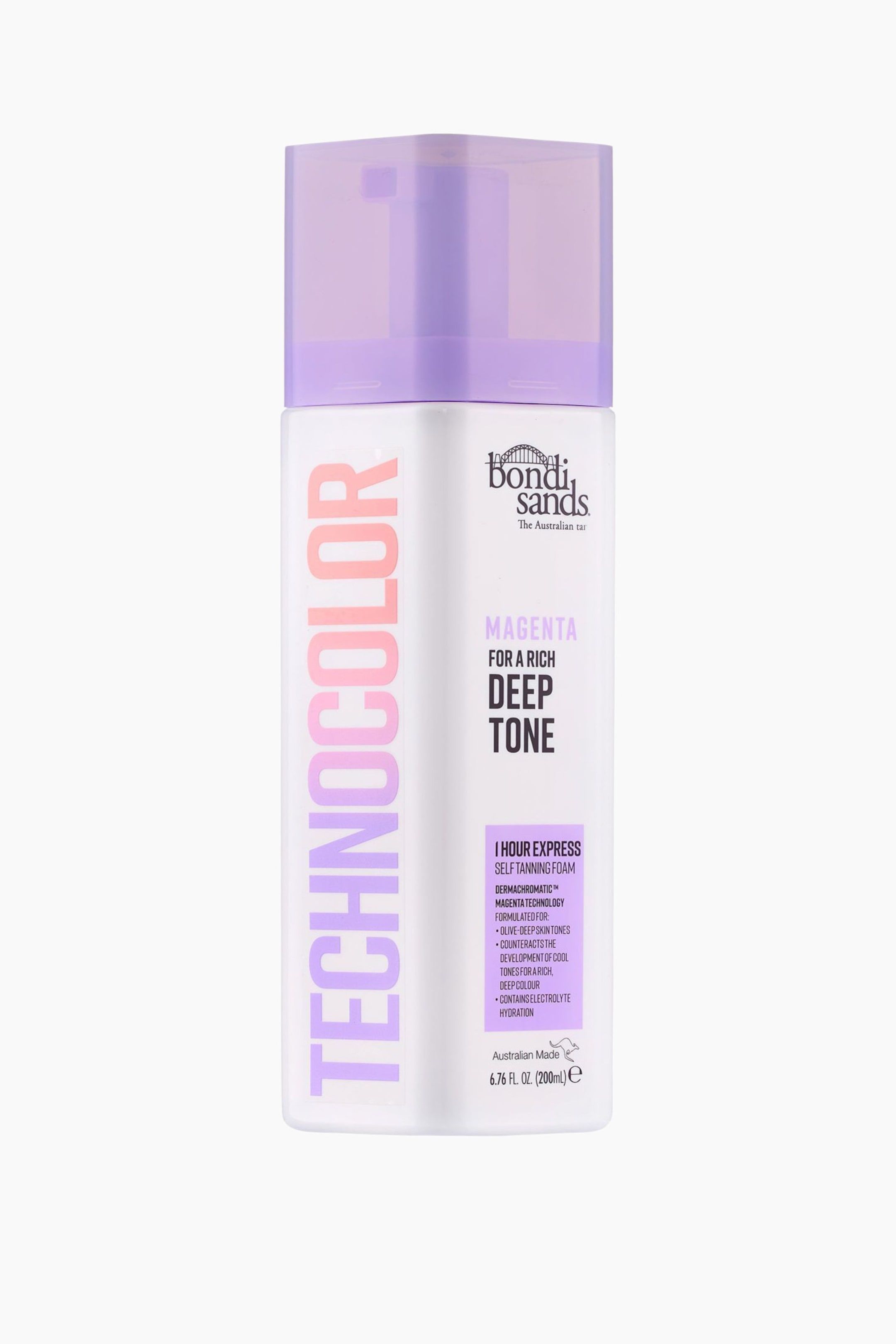 Se større billede: En rektangulær hvid selvbruningsskumflaske står oprejst og vender fremad, med en gennemsigtig lys lilla firkantet hætte. Dens etiket viser "TECHNOCOLOR" lodret i gradient pink og lilla bogstaver på venstre side, med "Bondi Sands" og "MAGENTA FOR A RICH DEEP TONE" trykt i lilla på højre.