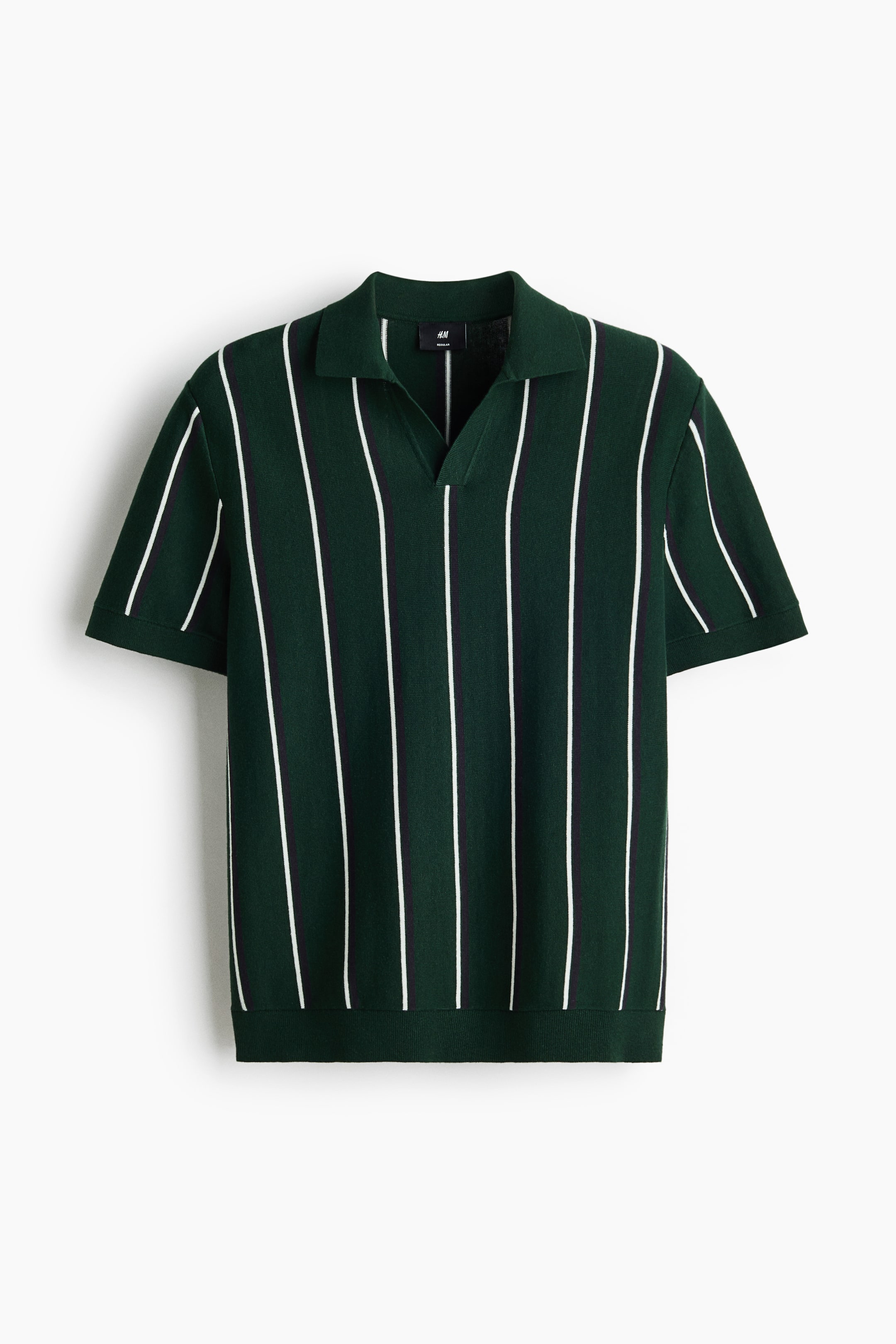 Grösseres Bild ansehen: Ein dunkelgrünes Strick-Poloshirt wird von vorne präsentiert, mit vertikalen weißen Streifen, die mit dünnen dunklen Linien akzentuiert sind. Es ist mit einem Kentkragen und einem V-Ausschnitt, kurzen Ärmeln sowie gerippten Bündchen und Saum gestaltet.