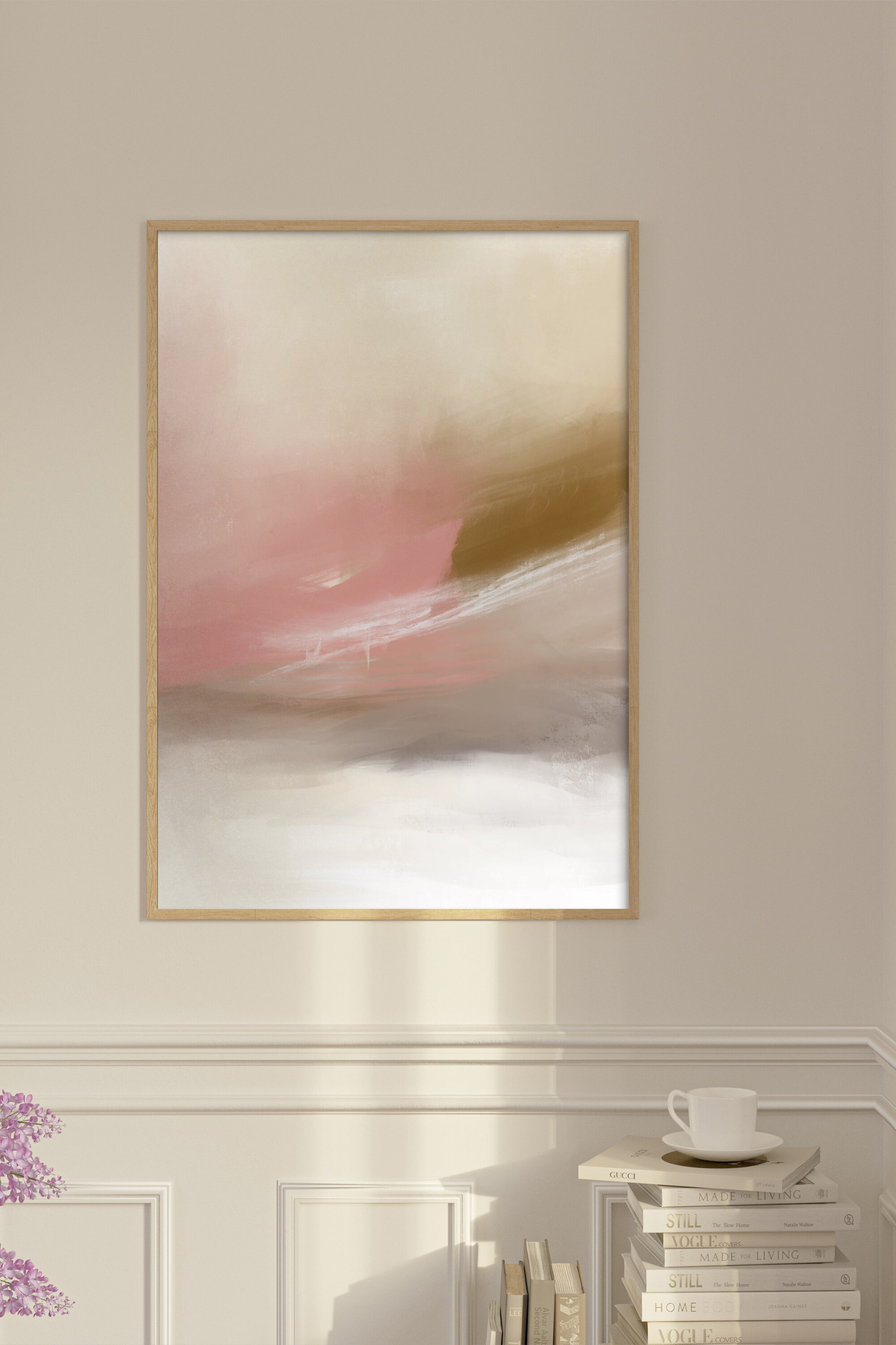 Agrandir l'image: Une peinture abstraite rectangulaire, présentant un mélange de coups de pinceau rose pâle, beige, marron et blanc, est encadrée de bois naturel et est accrochée verticalement, face à l'avant.