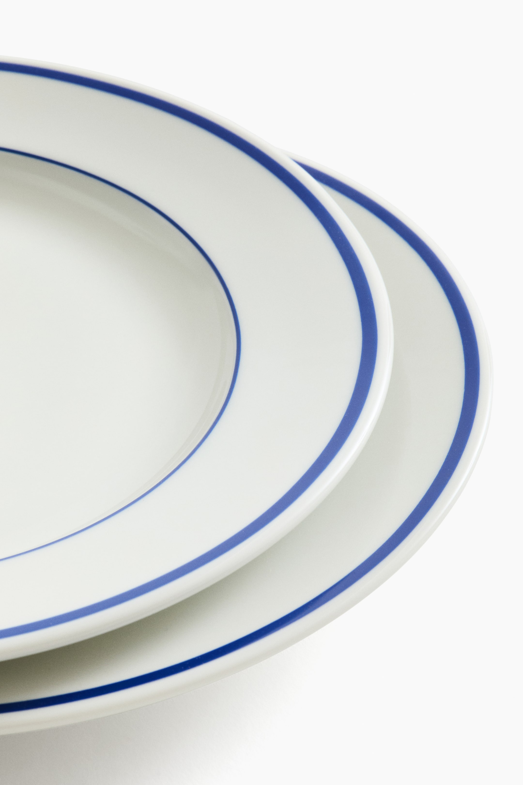 white-blue-2-pack-porcelain-dinner-plates-at-h-m-home-h-m-us