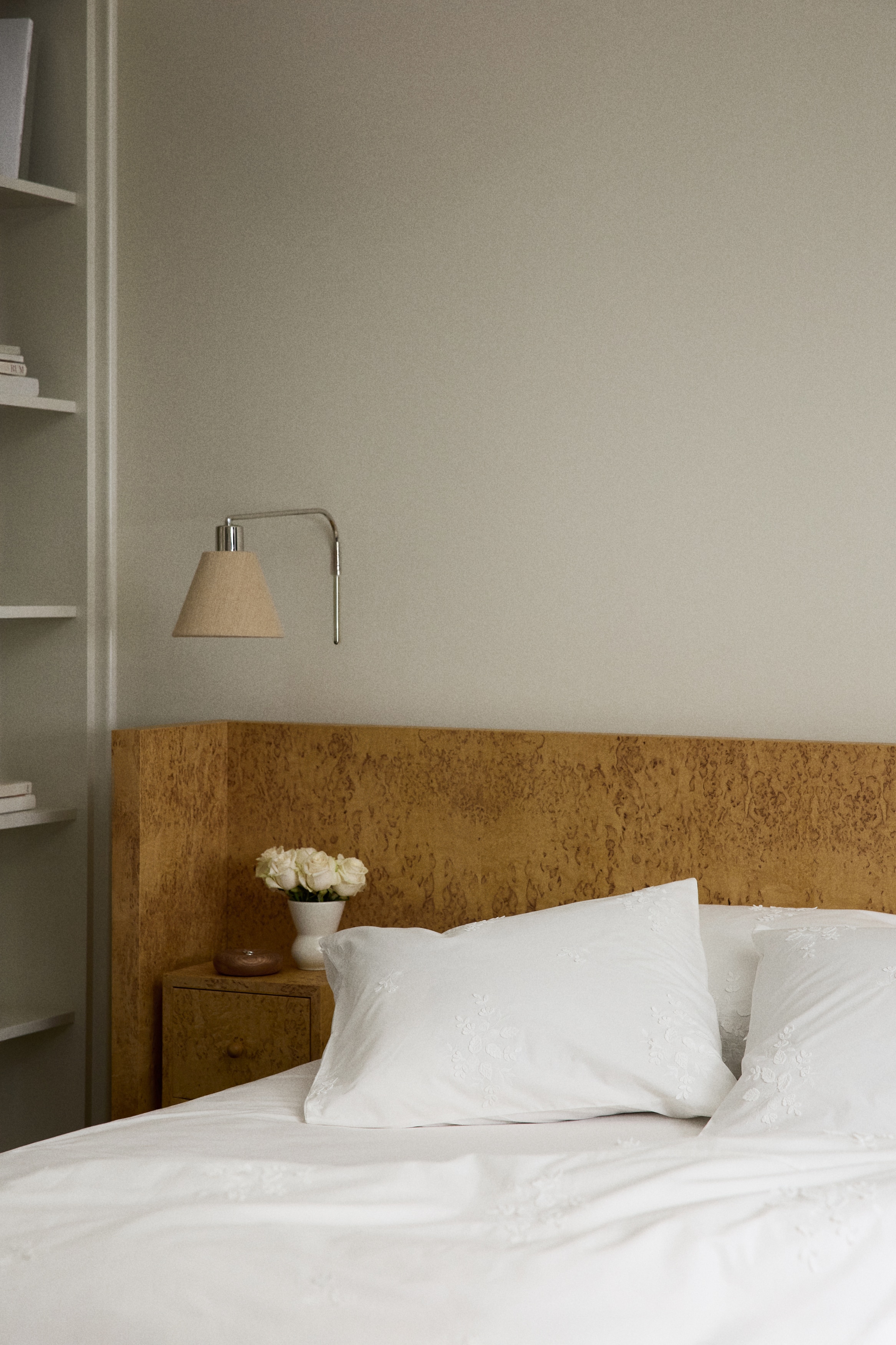 Enkelt påslakanset med broderier - Vit/Blommig