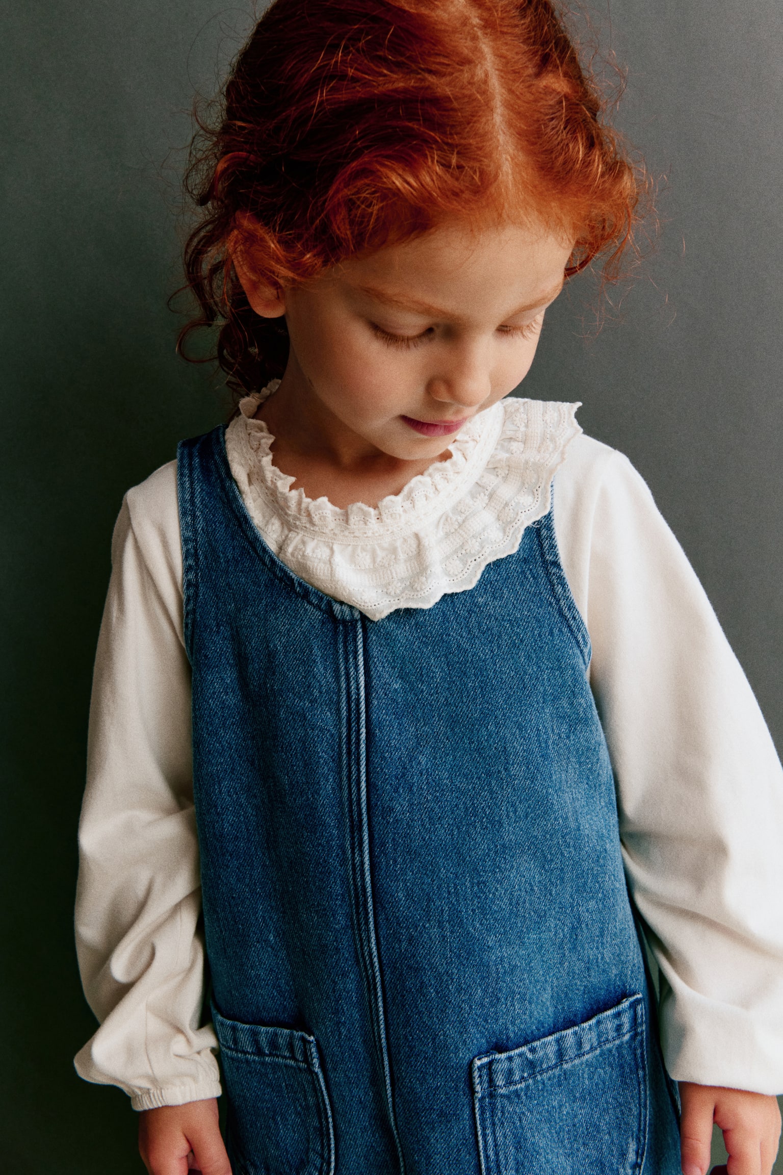 Детское платье H&M Pinafore denim dress, цвет: Джинсовый синий — фото 3