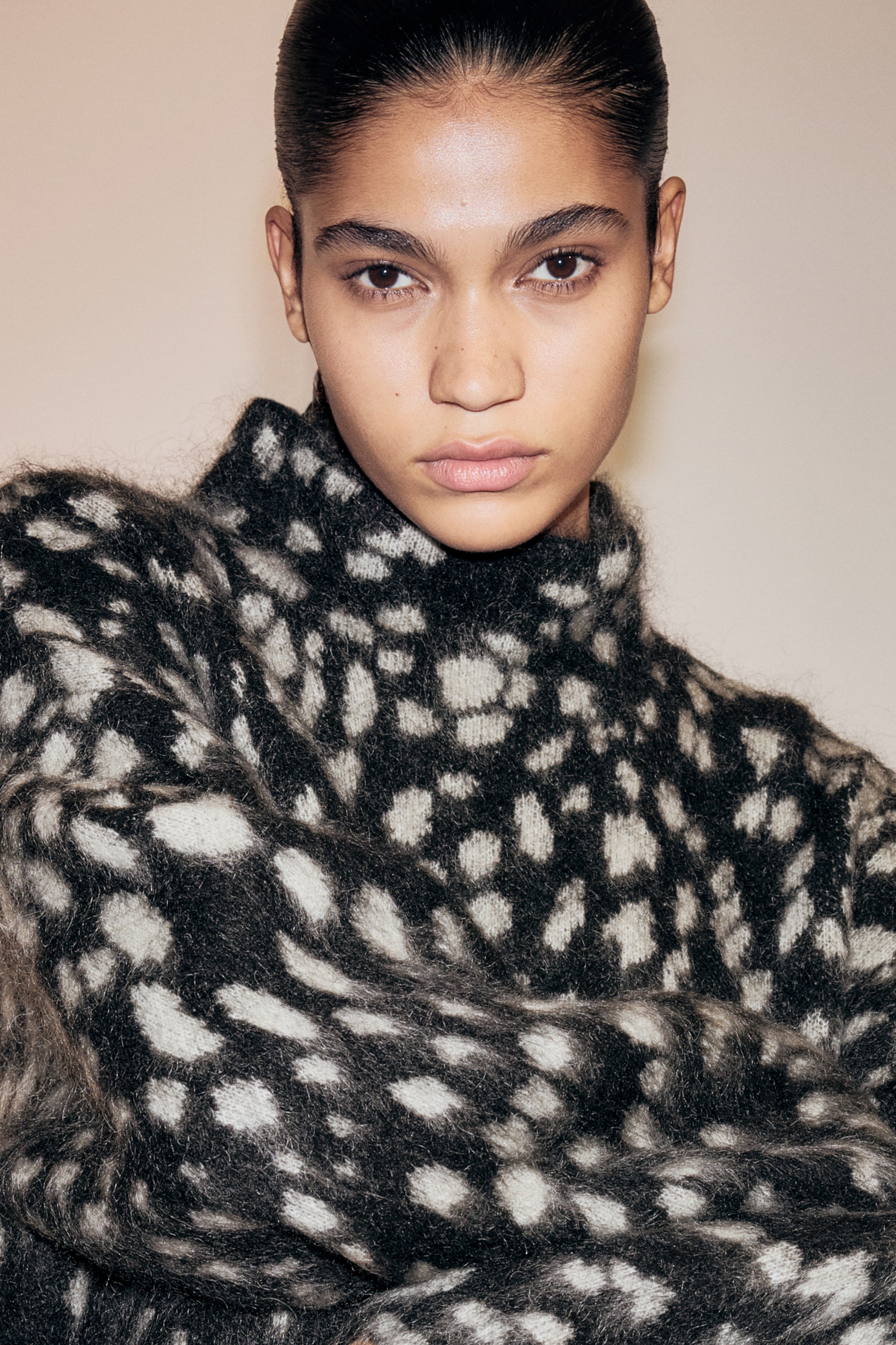 Näytä suurempi kuva: Mohair-blend turtleneck jumper - Musta/Pilkullinen - NAISET | H&M FI 1