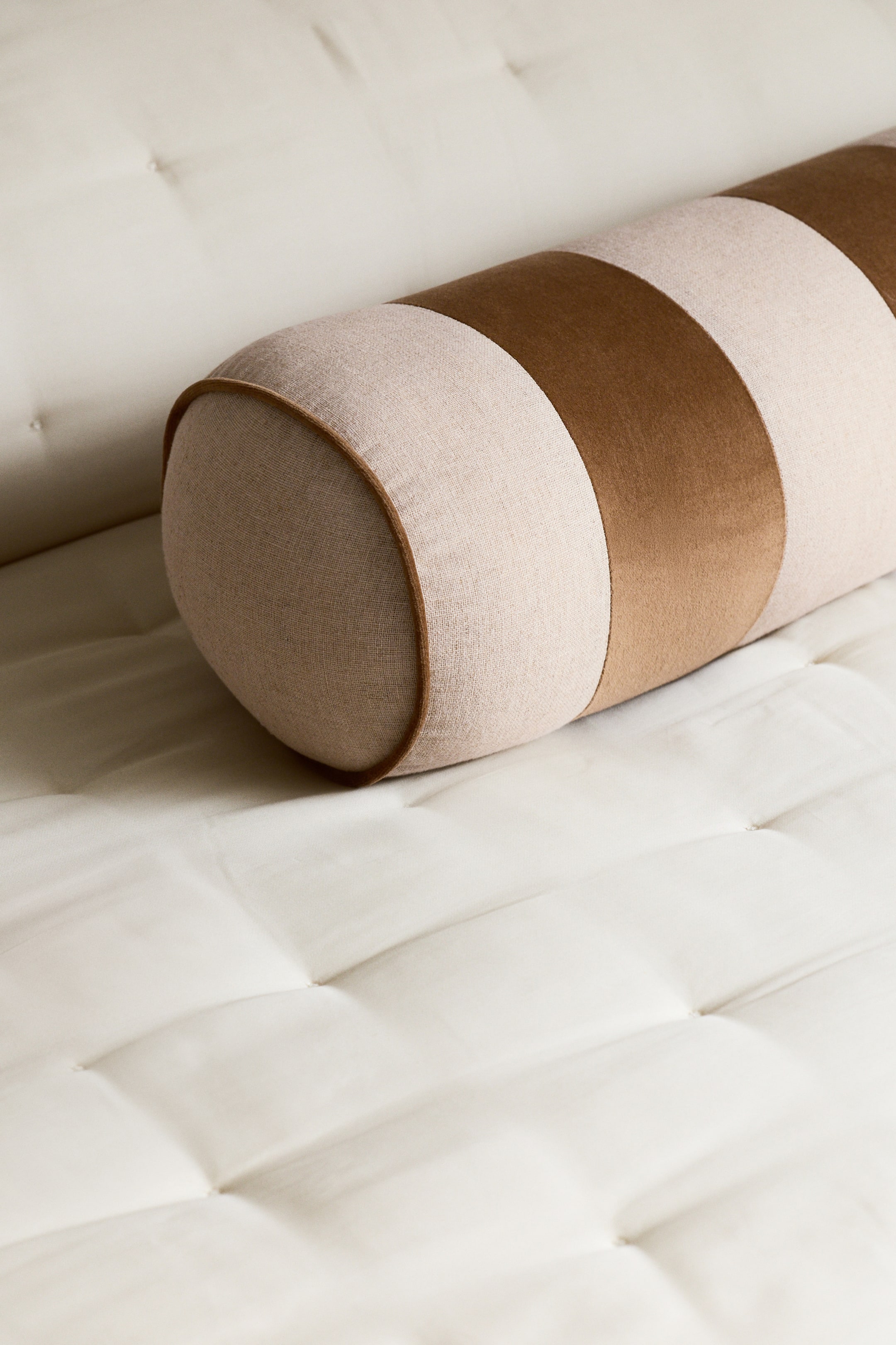 Grotere afbeelding bekijken: Linen-blend bolster - Lichtbeige/bruin gestreept - HOME | H&M NL 1