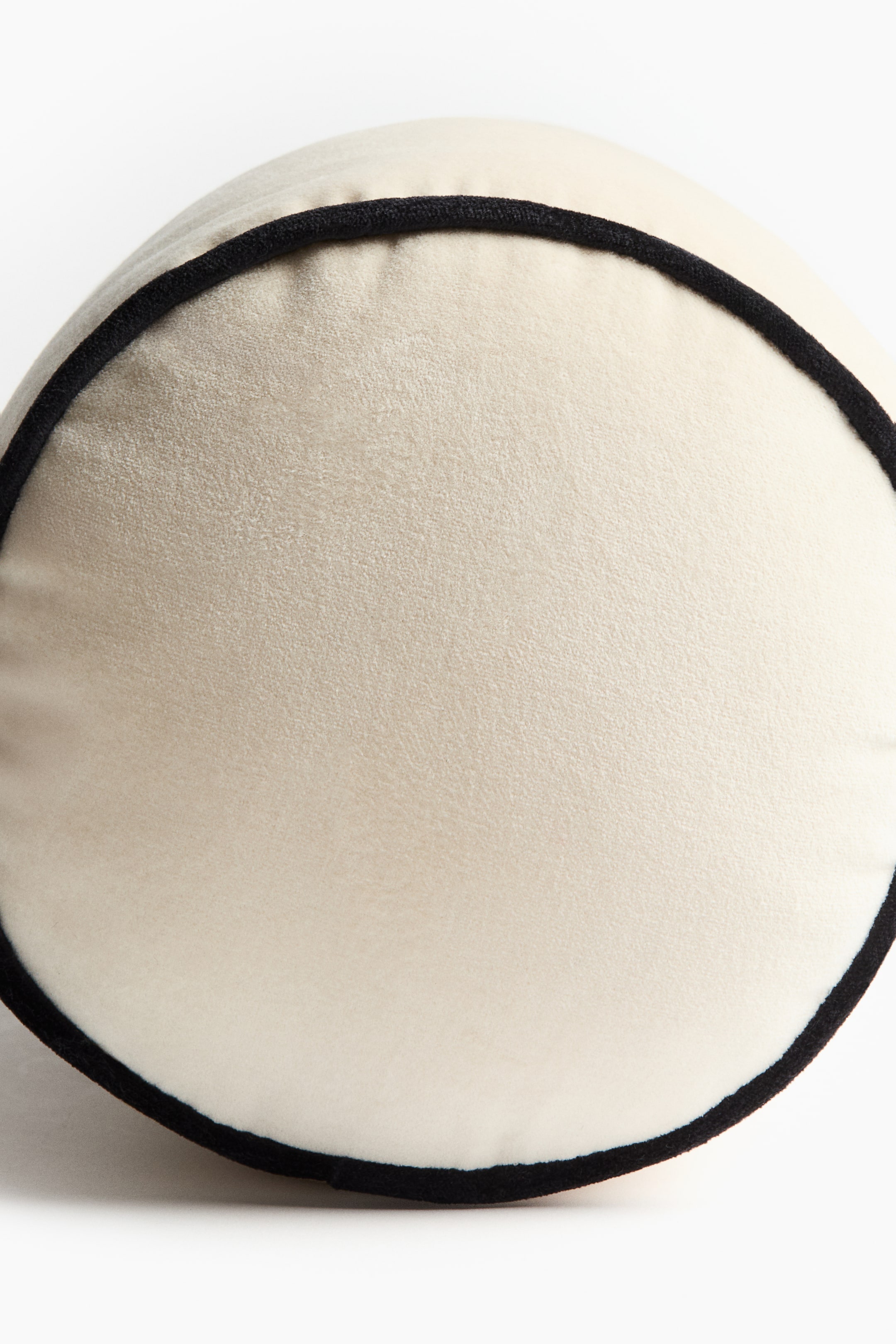 Visa större bild: Cylinderkudde i sammet - Ljusbeige/Svart - Home All | H&M SE 3