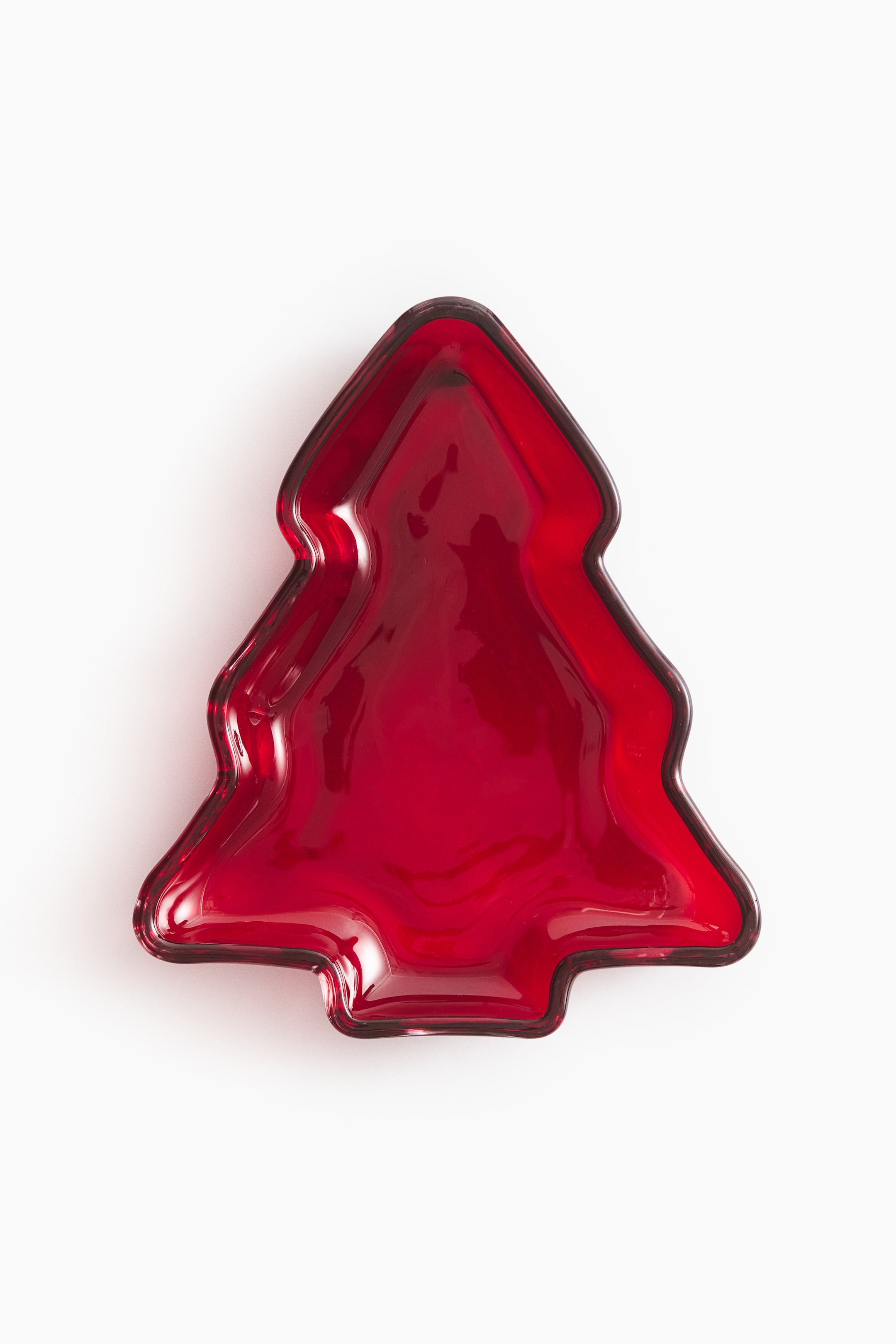 Ampliar la imagen: Se muestra un plato de vidrio rojo translúcido con forma de árbol, visto de frente desde una perspectiva cenital, con bordes elevados y redondeados, e interior liso y brillante.