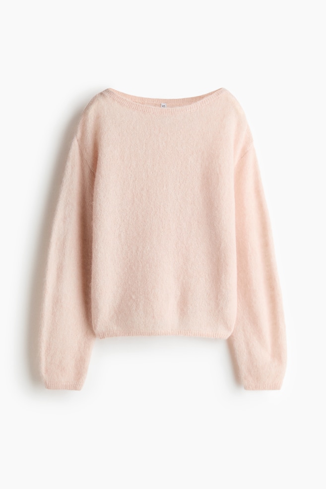 Un jersey de punto peludo en color rosa claro se muestra de frente, con un amplio escote barco. Sus mangas largas están sutilmente recogidas en los puños, y el dobladillo inferior termina con una ligera banda. - 1