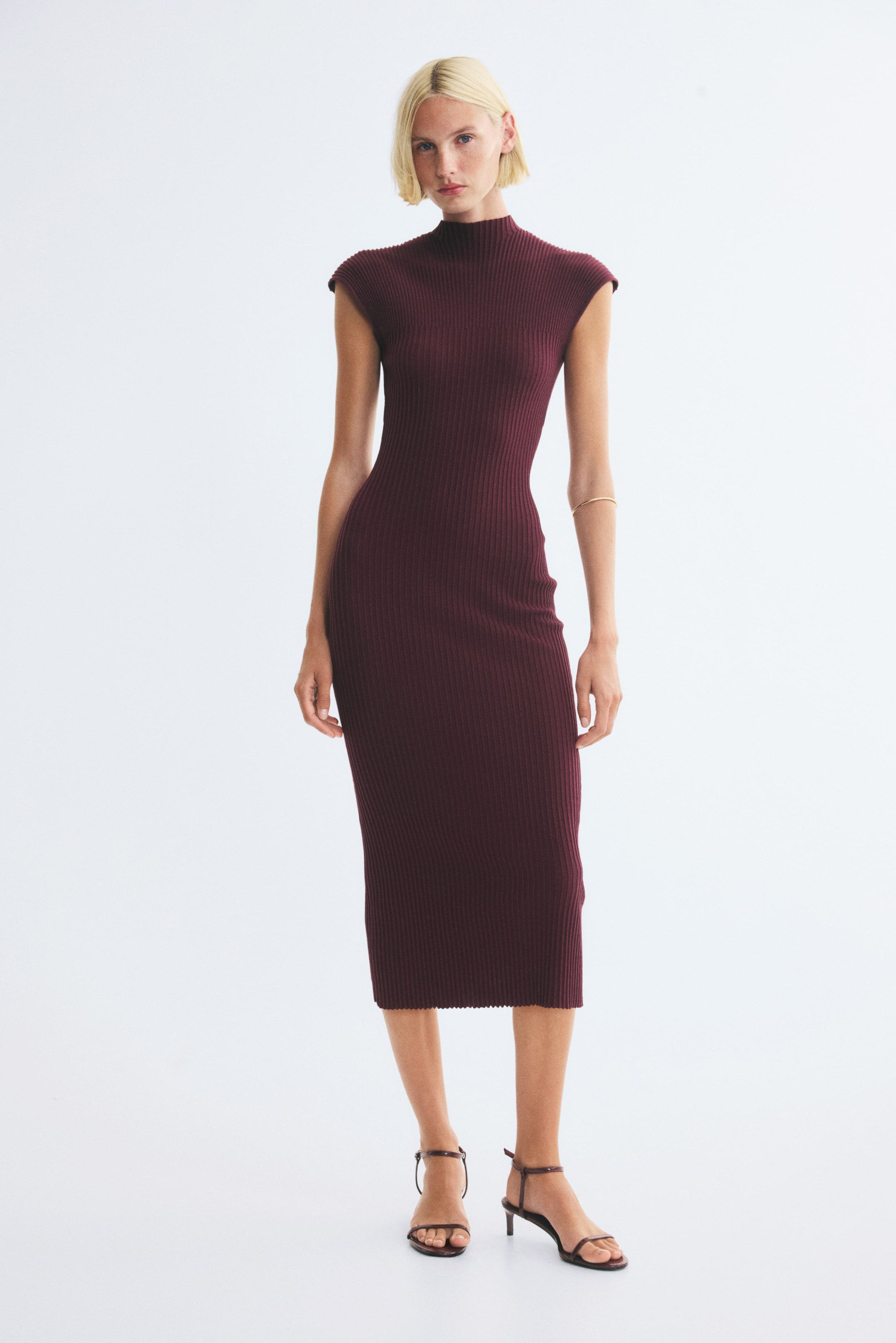 Robe en tricot côtelé avec col cheminée