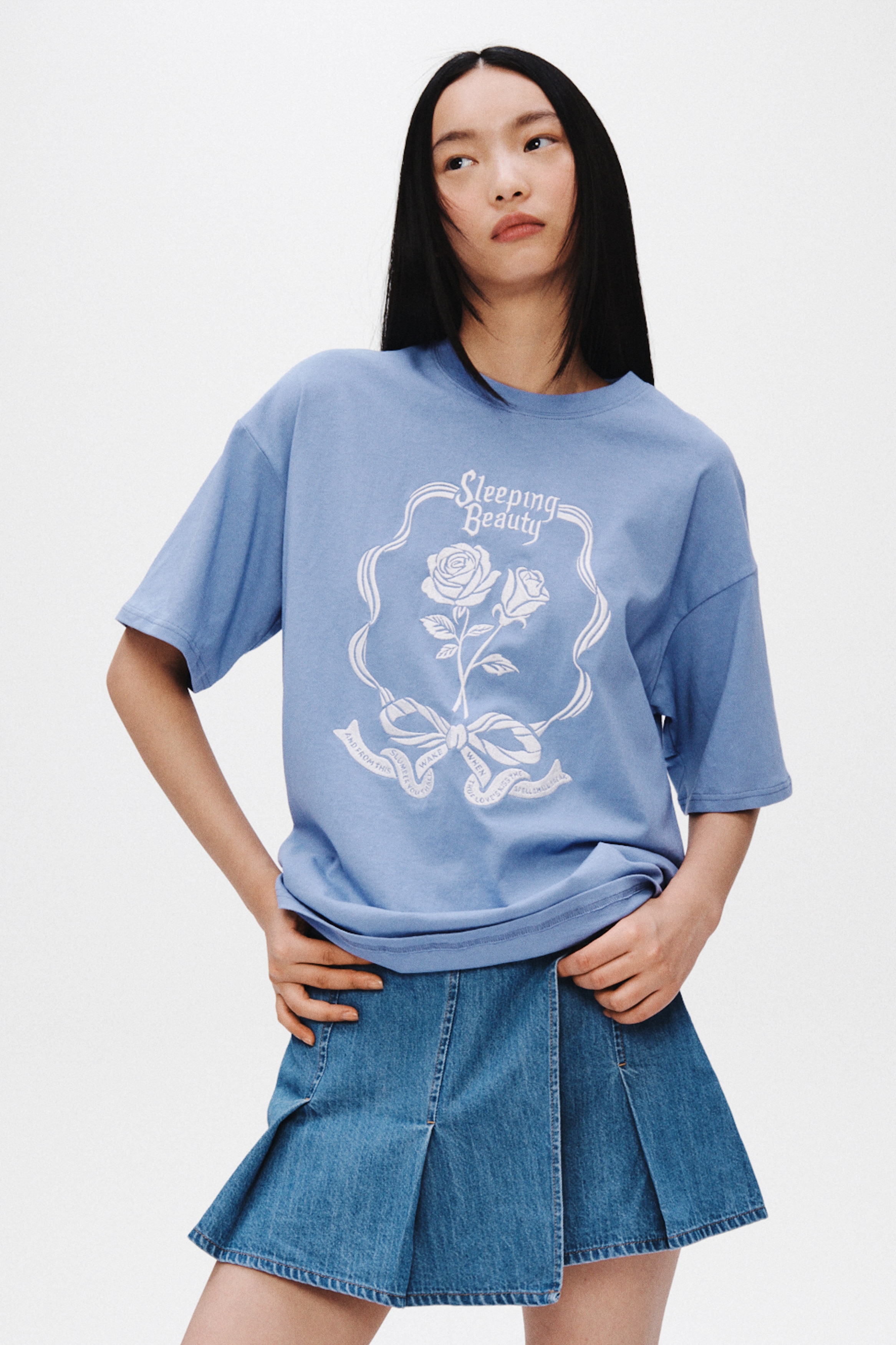 Áo thun dáng thụng có hoạ tiết - Màu xanh dương/Sleeping Beauty/Màu be nhạt/Sleeping Beauty