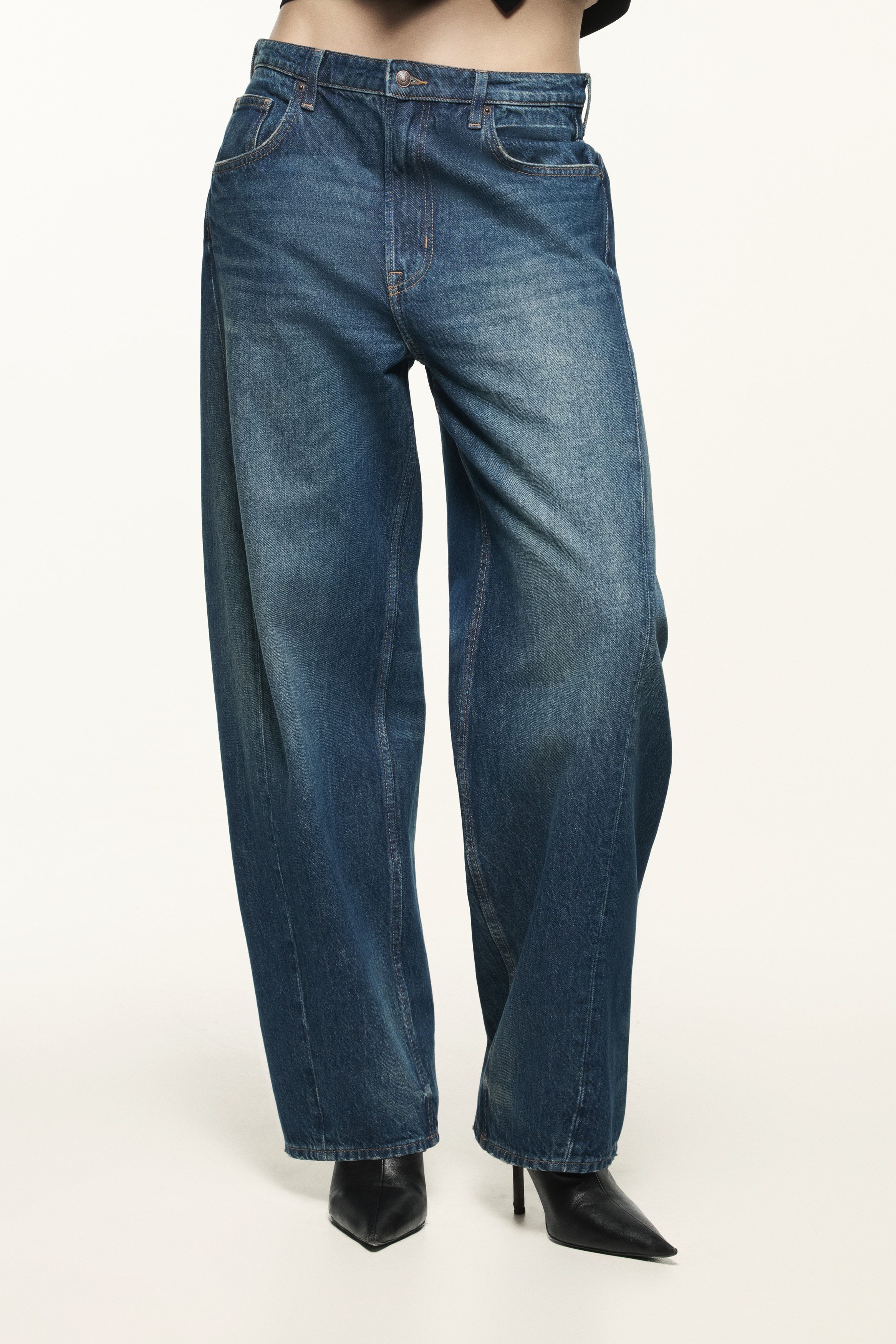 Barrel Regular Waist JeansModel
