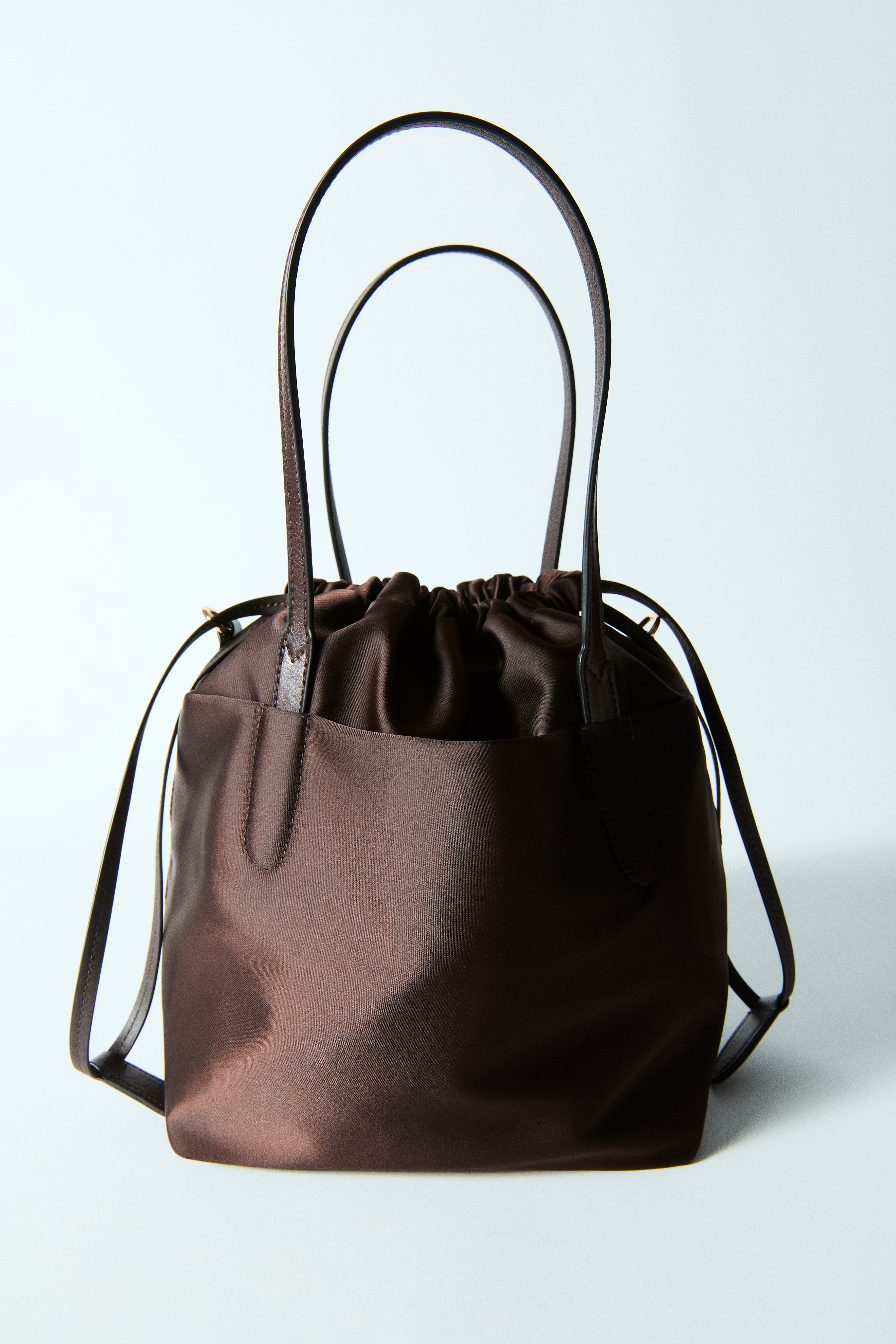 Crossbody-Bucket BagModell