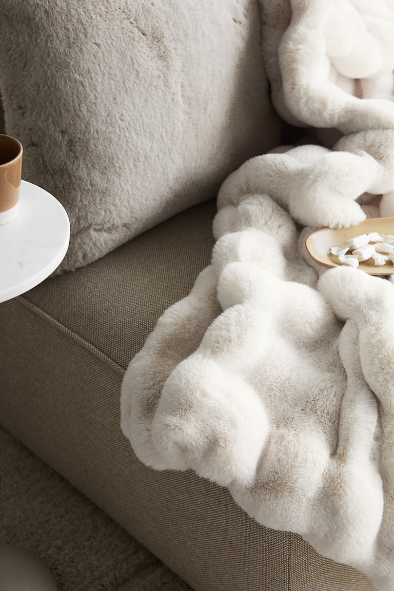 Structured fluffy blanket