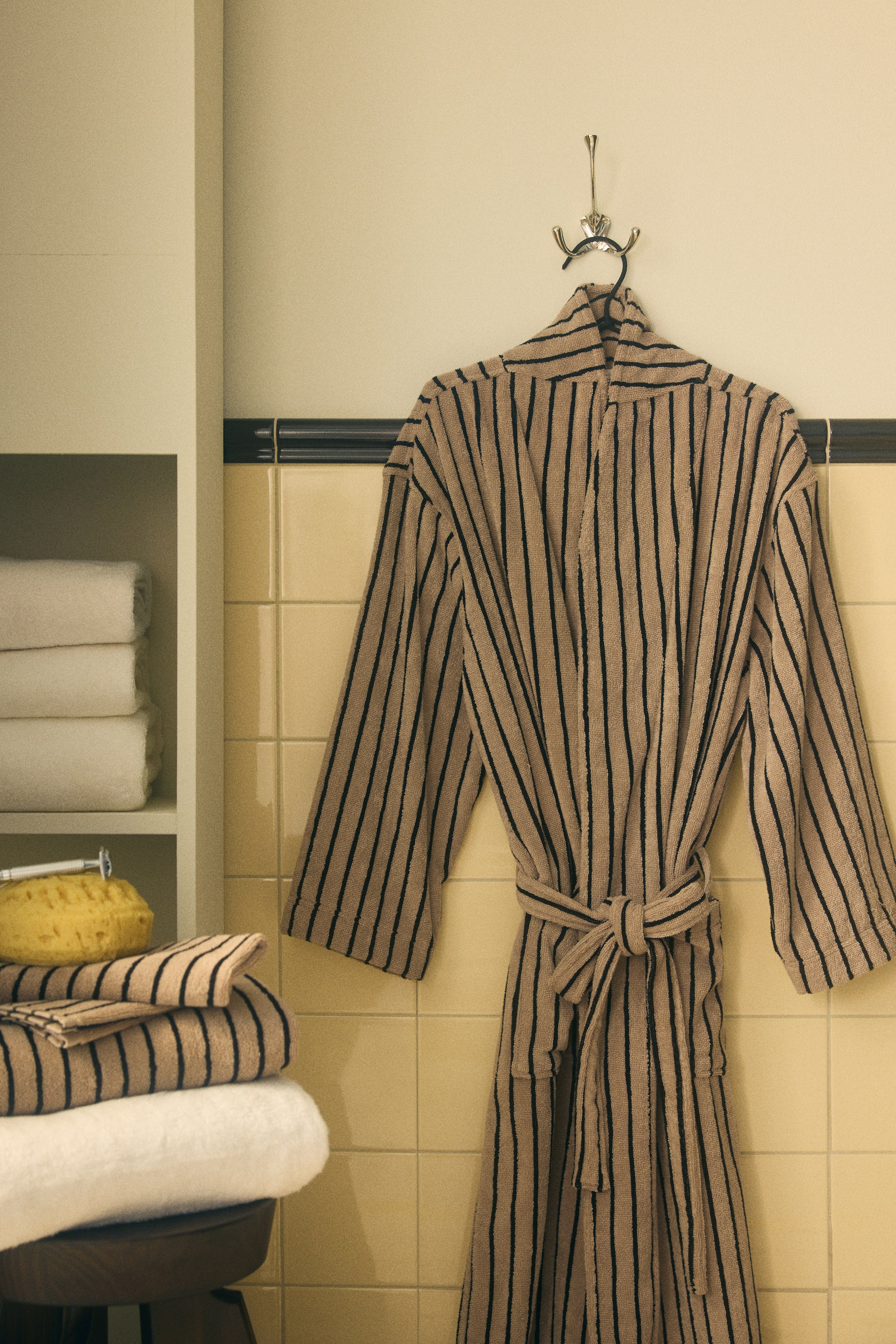 Nagyobb kép megtekintése: Pamutfrottír háziköntös - Világos vakondszín/csíkos - HOME | H&M HU 1