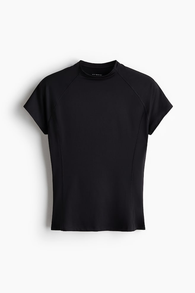 Un t-shirt athlÃ©tique noir Ã  manches courtes est prÃ©sentÃ© de face, avec un faux col montant et des manches raglan. Le haut ajustÃ© met en valeur des coutures princesse verticales qui descendent le long des cÃ´tÃ©s du torse Ã  lâavant. - 1