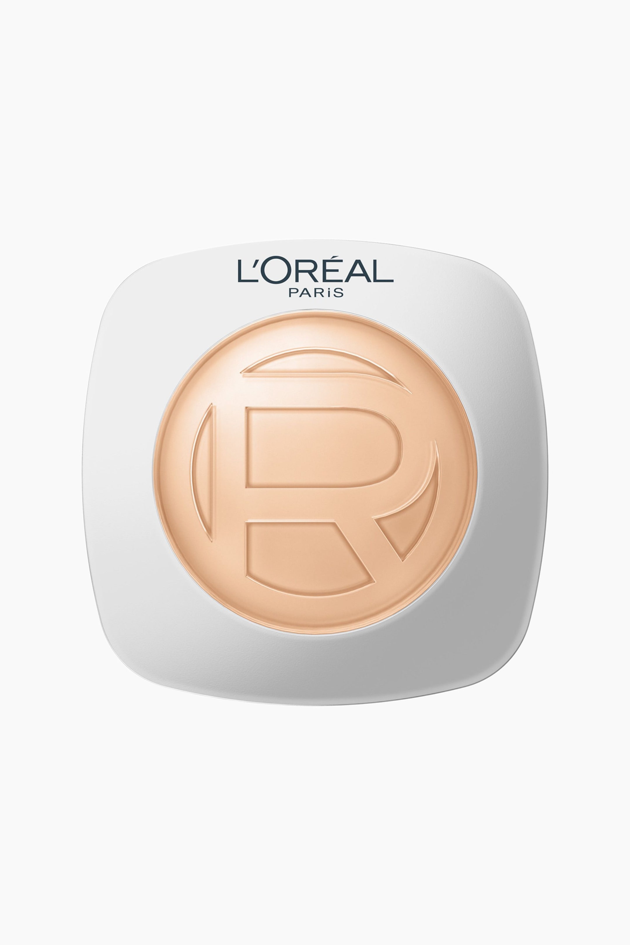 Visa större bild: Ett kompaktpuder från L'Oréal visas i en vy ovanifrån, med ett vitt, fyrkantigt fodral med rundade hörn. Fodralet innehåller en cirkulär pulverinsats med ljust beige puder. Pudret är präglat med en stor "R"-logotyp, och fodralet visar "L'ORÉAL PARIS" i svart text på sitt lock.