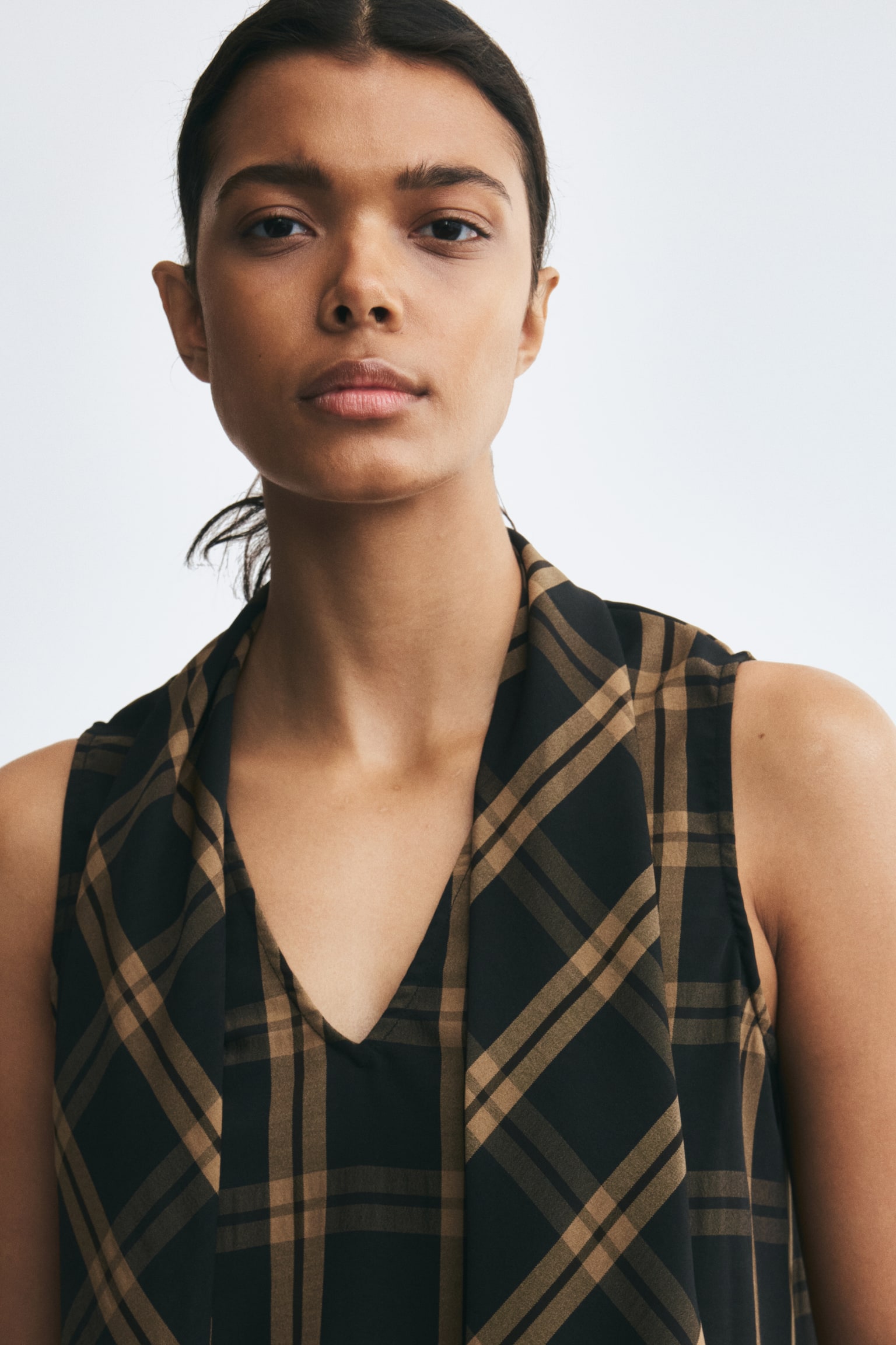 Женский топ H&M Top with Scarf Collar, цвет: Коричневый / Клетчатый — фото 4